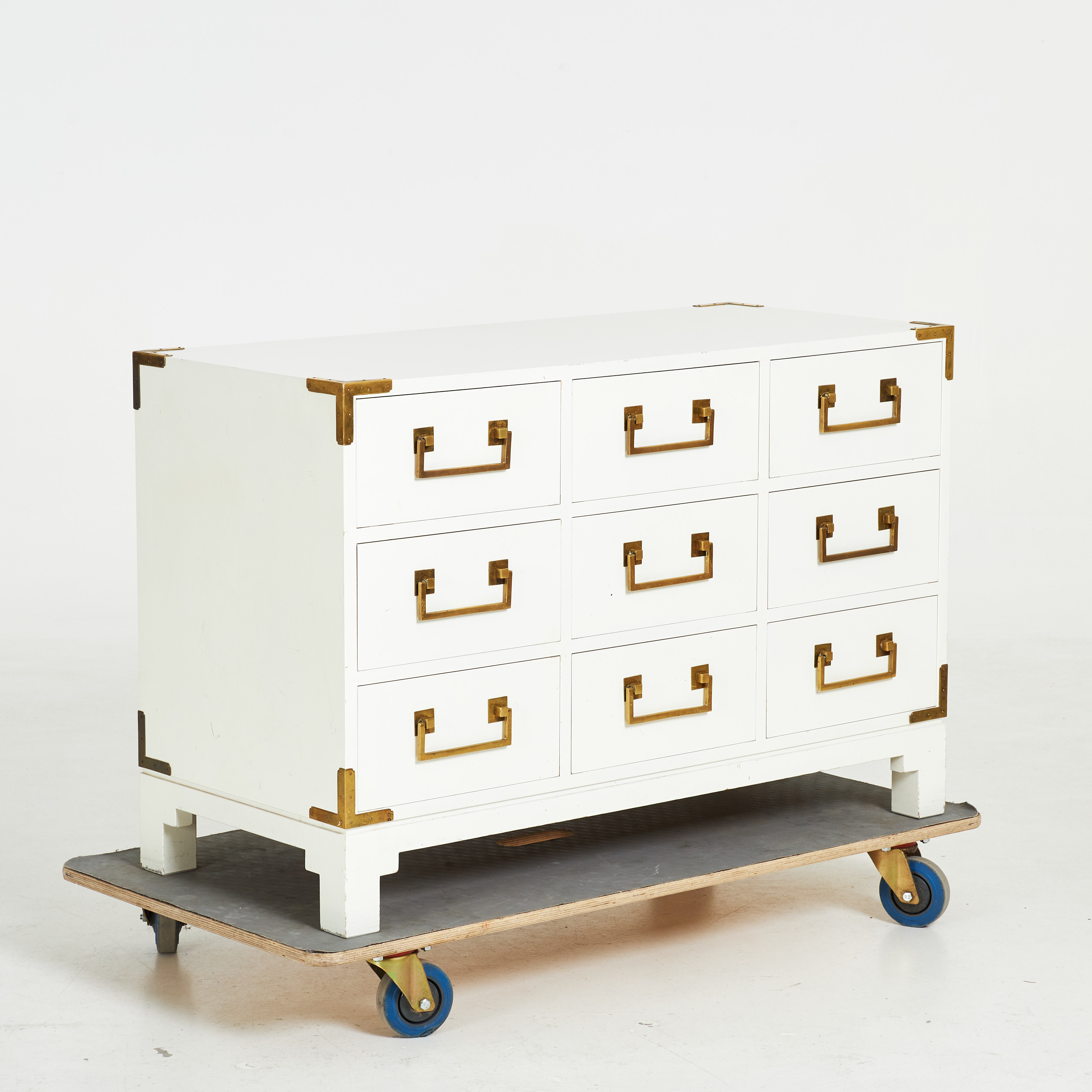 OVE FEUK. byrå, för Nordiska Kompaniet, 1960/70-tal, 9 draglådor, vitlackerad, beslag i mässing.