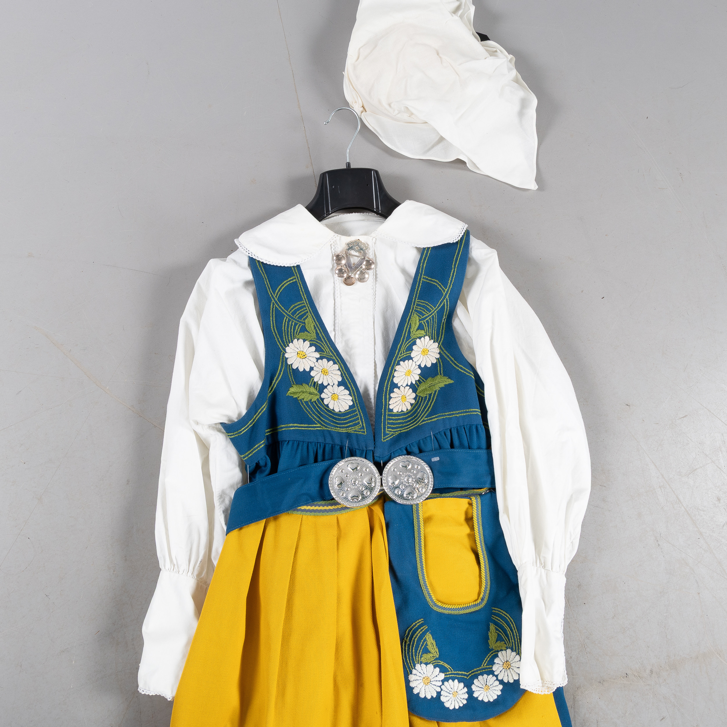 SVERIGEDRÄKT / FOLKDRÄKT, Ekelund & Espe, storlek ca 38/40 samt brosch, örhängen och hänge i silver, 1980-tal.