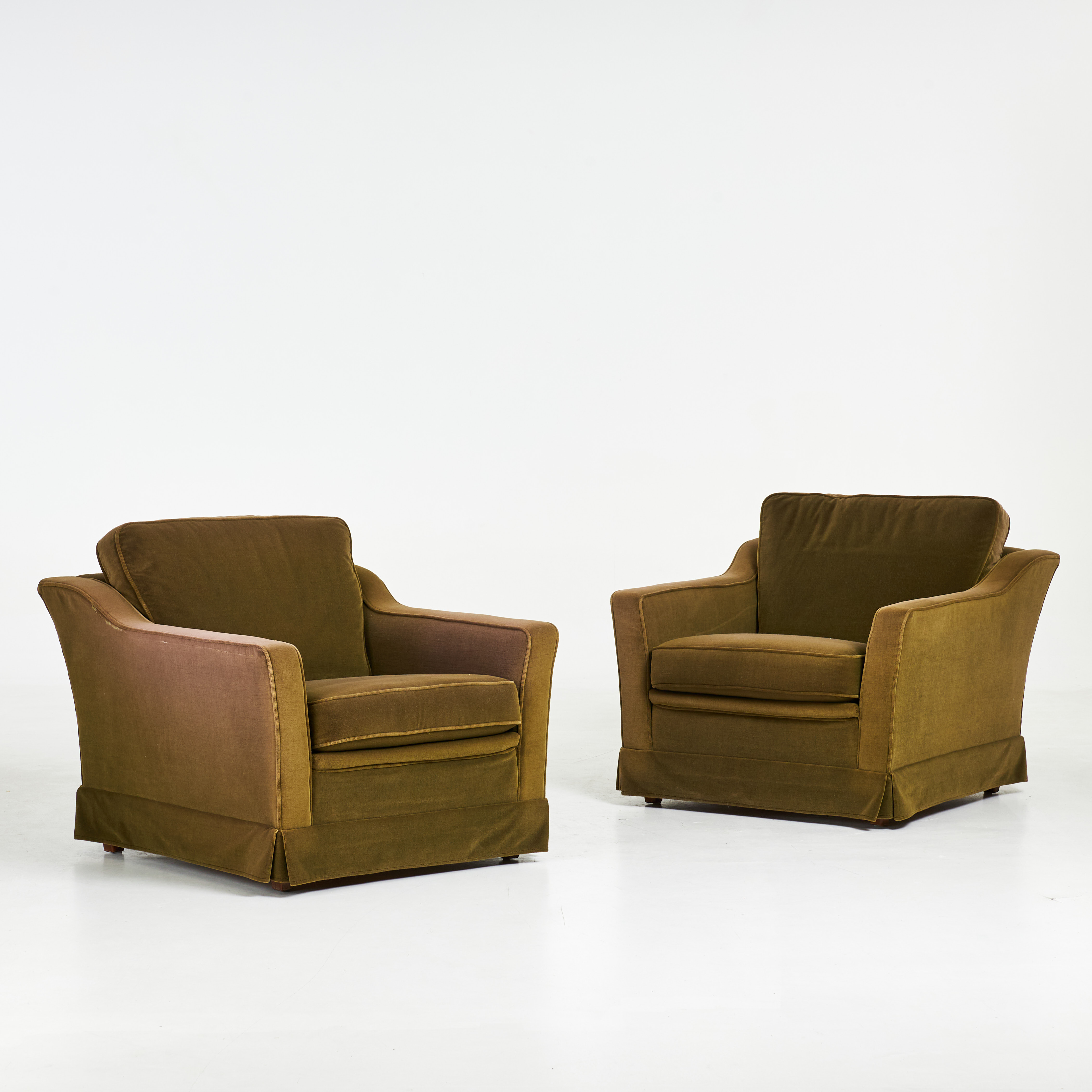 FÅTÖLJER, ett par, DUX, löstagbara plymåer klädda i mossgrön velour.