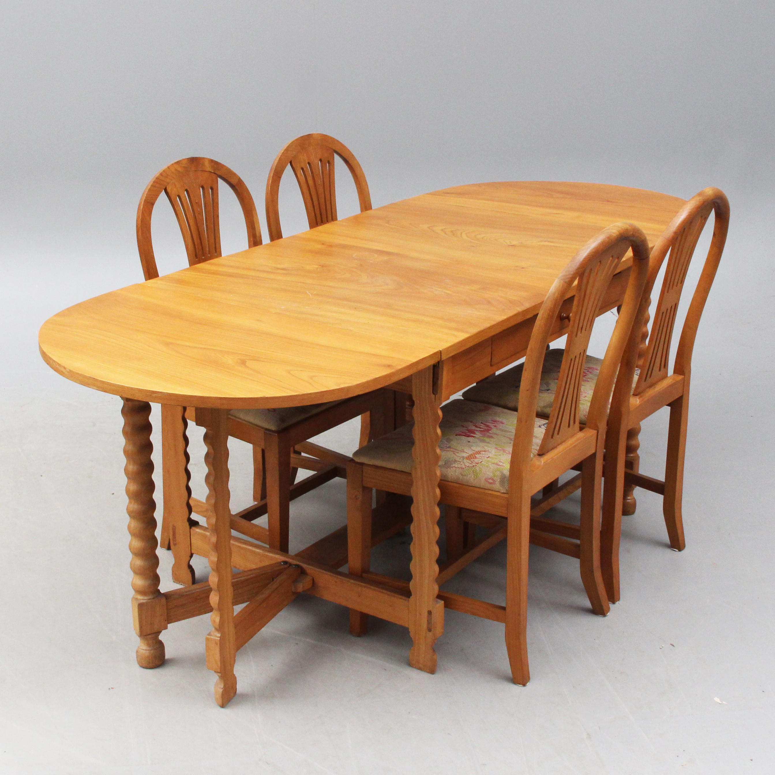 KLAFFBORD med STOLAR, 4 st, gustaviansk stil, sitsar med jugendtextil.