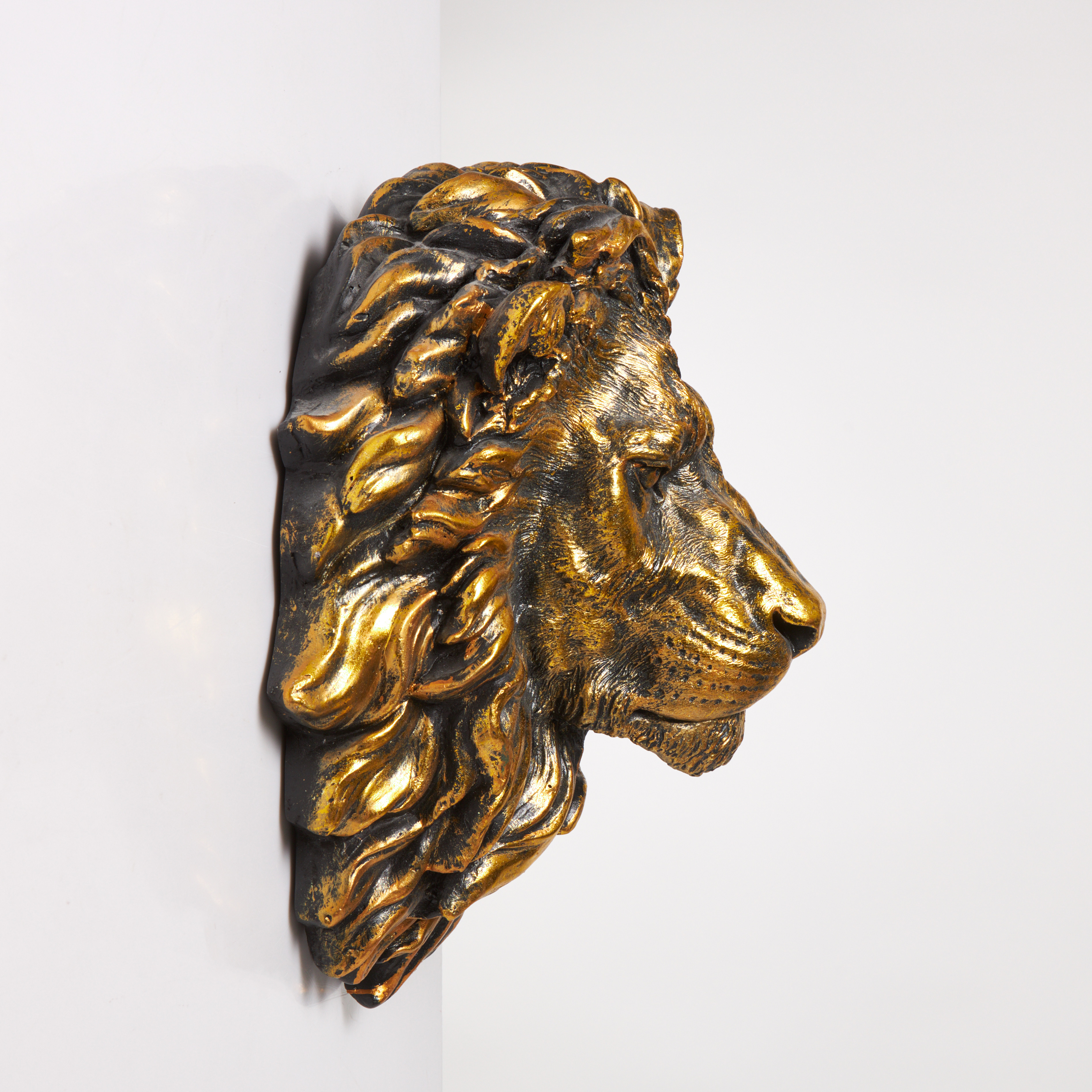 RELIEF, förställande lejon, samtida, glaserad och bronserad keramik.