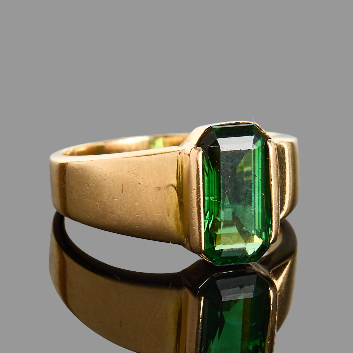 KLACKRING, 18k guld med en trappslipad gulgrön turmalin, Sifani, original etui medföljer.