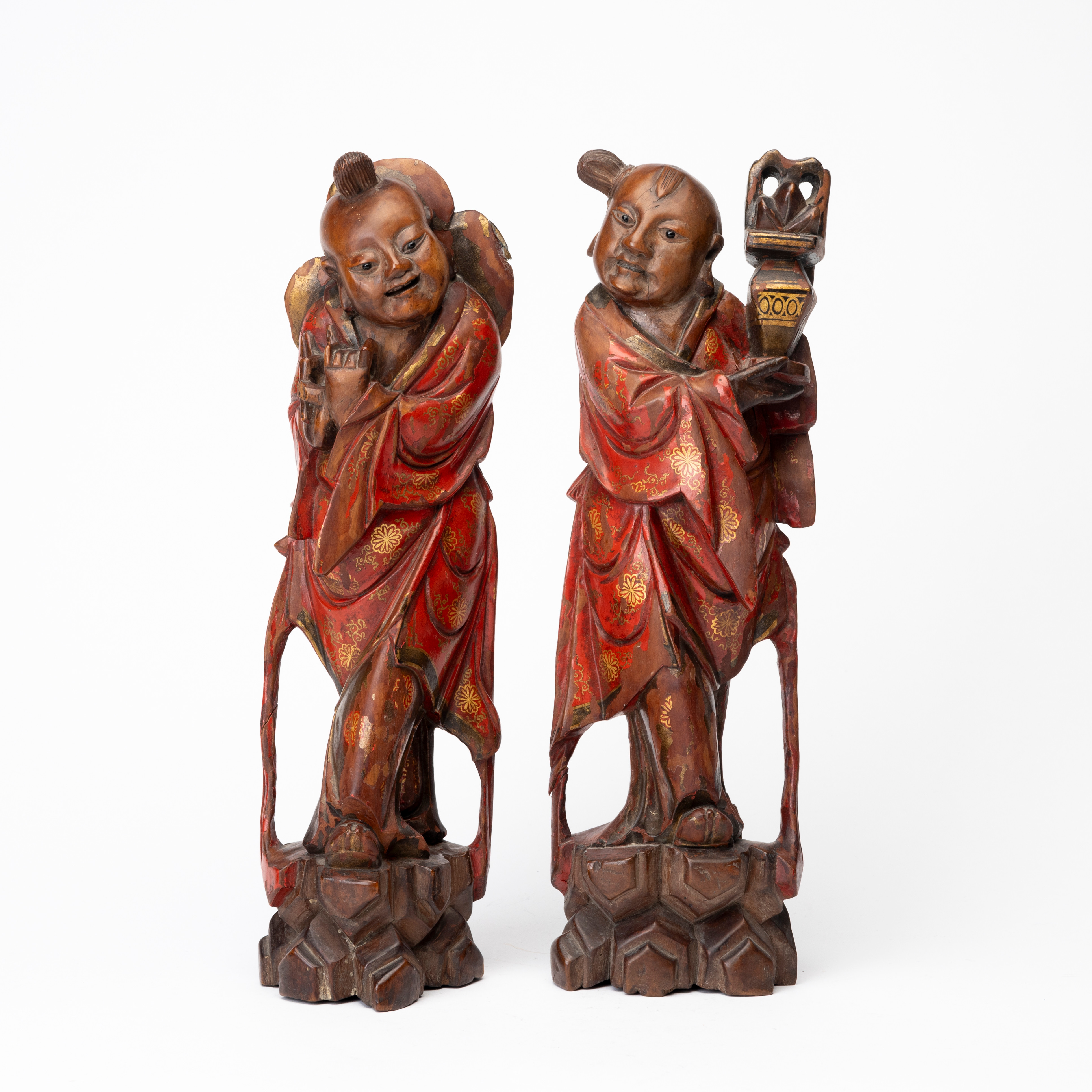 SKULPTURER, 2 st trä, Kina, omkring 1900.