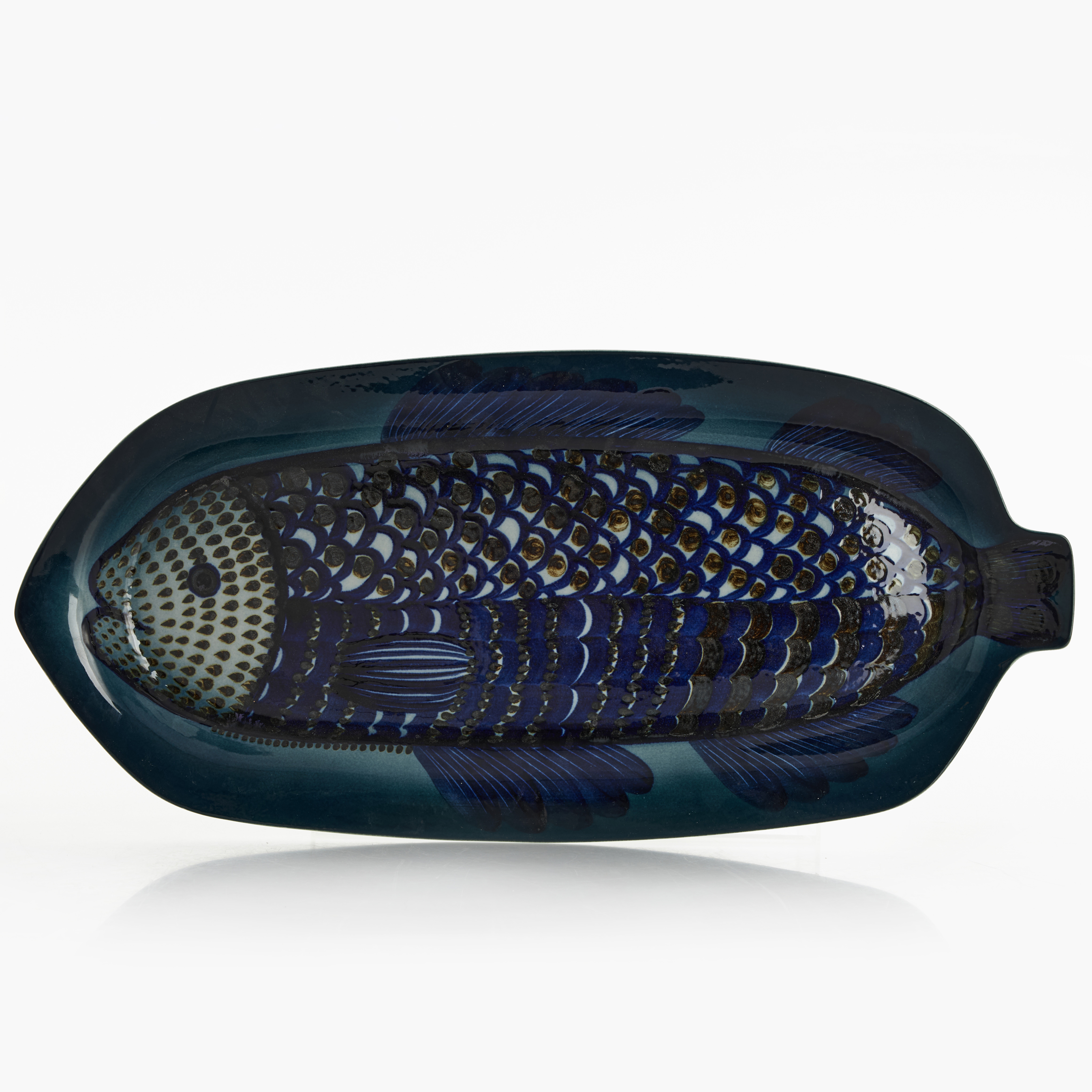 GUNVOR-OLIN GRÖNKVIST. Fiskfat, Arabia Ateljé, Finland, signerad, glaserat stengods med dekor av fisk i blått.