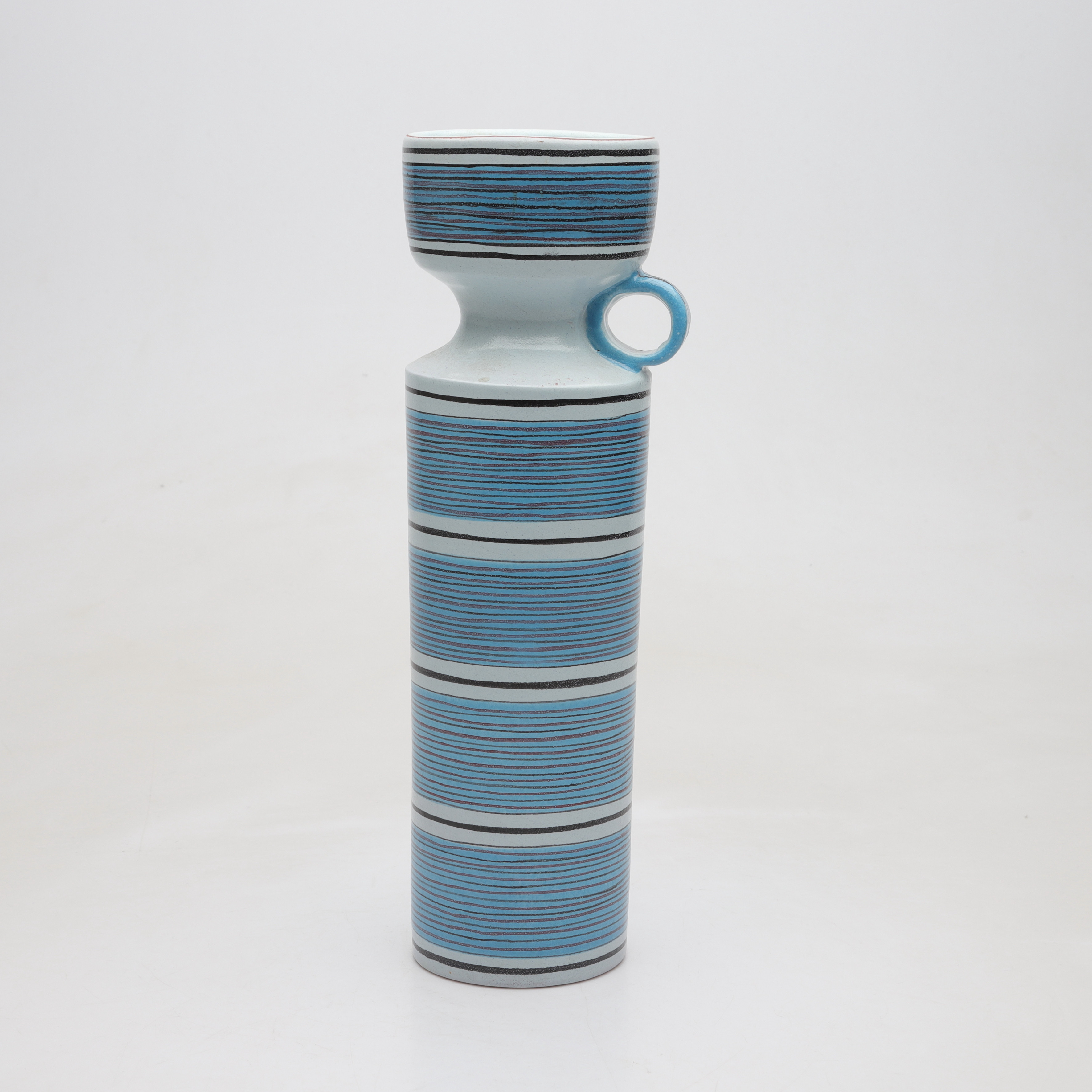 STIG LINDBERG. hänkelvas, fajans, Gustavsbergs studio, 1960-tal.