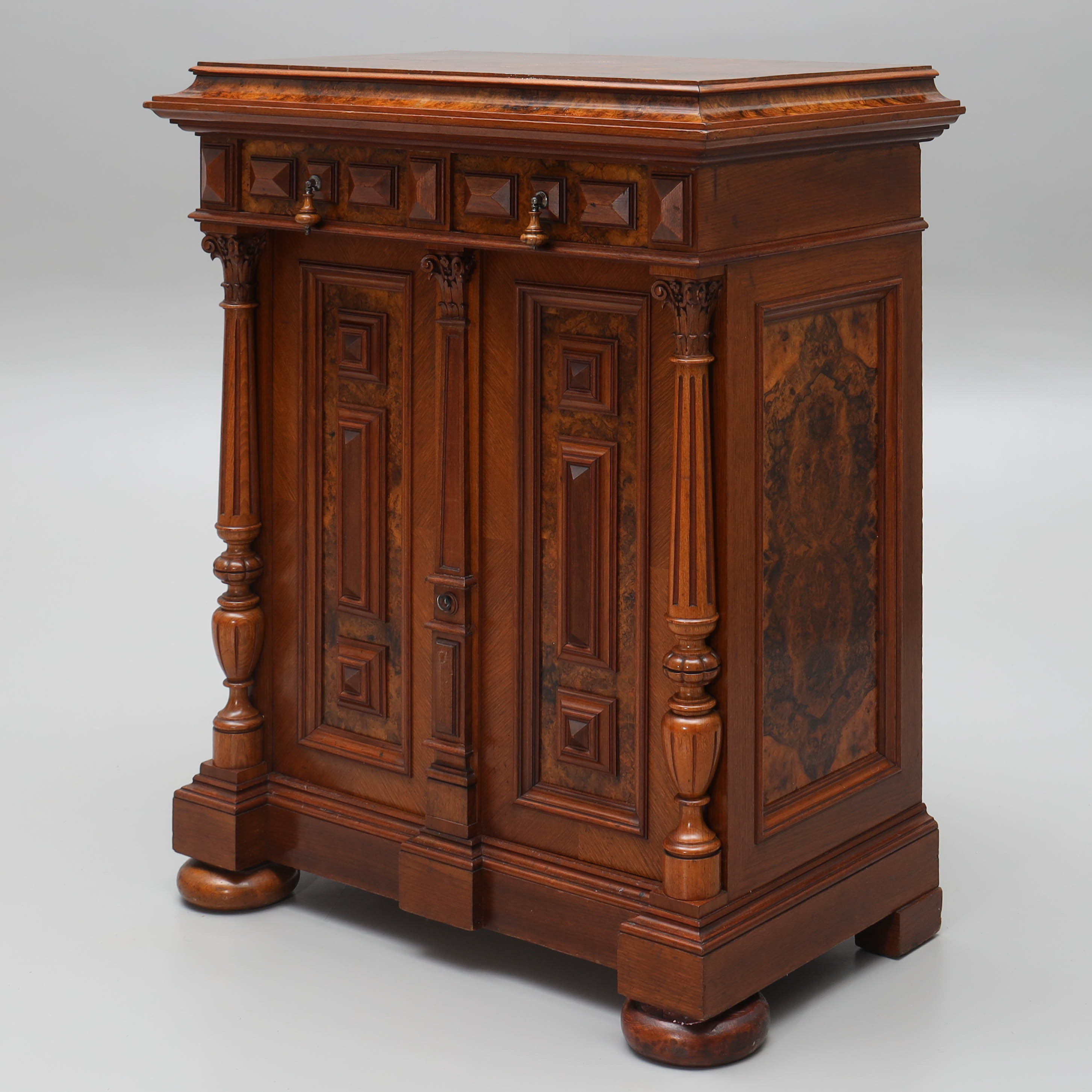 SKÄNK, fanérad i valnöt & valnötsrot, Nyrenässans, 1800/1900-tal.