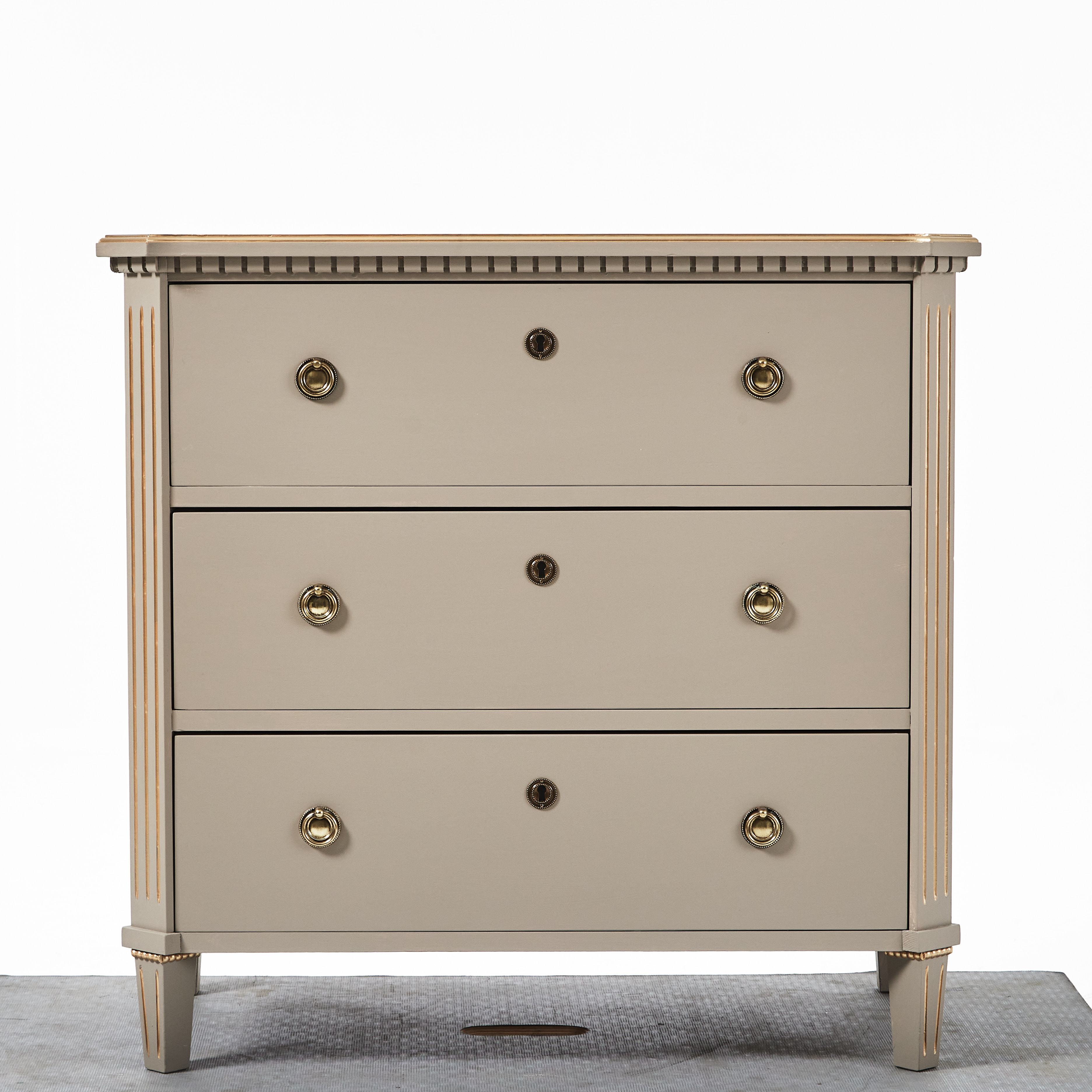 BYRÅ, gustaviansk stil, 1900-talets andra hälft, upptill med guttaelist, förgyllda kannelyrer och detaljer.