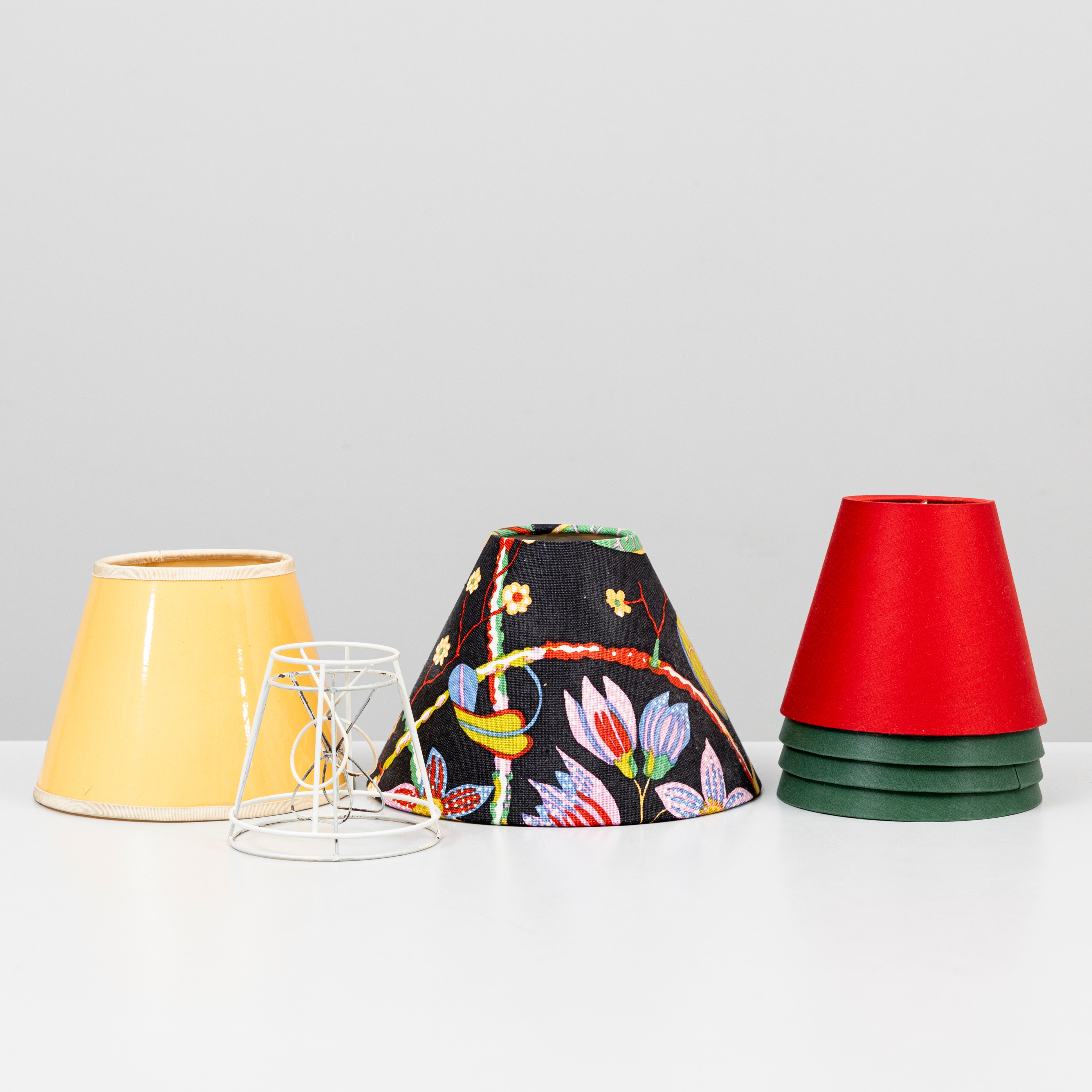 JOSEF FRANK. Lampskärmar, 5 st, olika modell och mönster, Firma Svenskt Tenn.