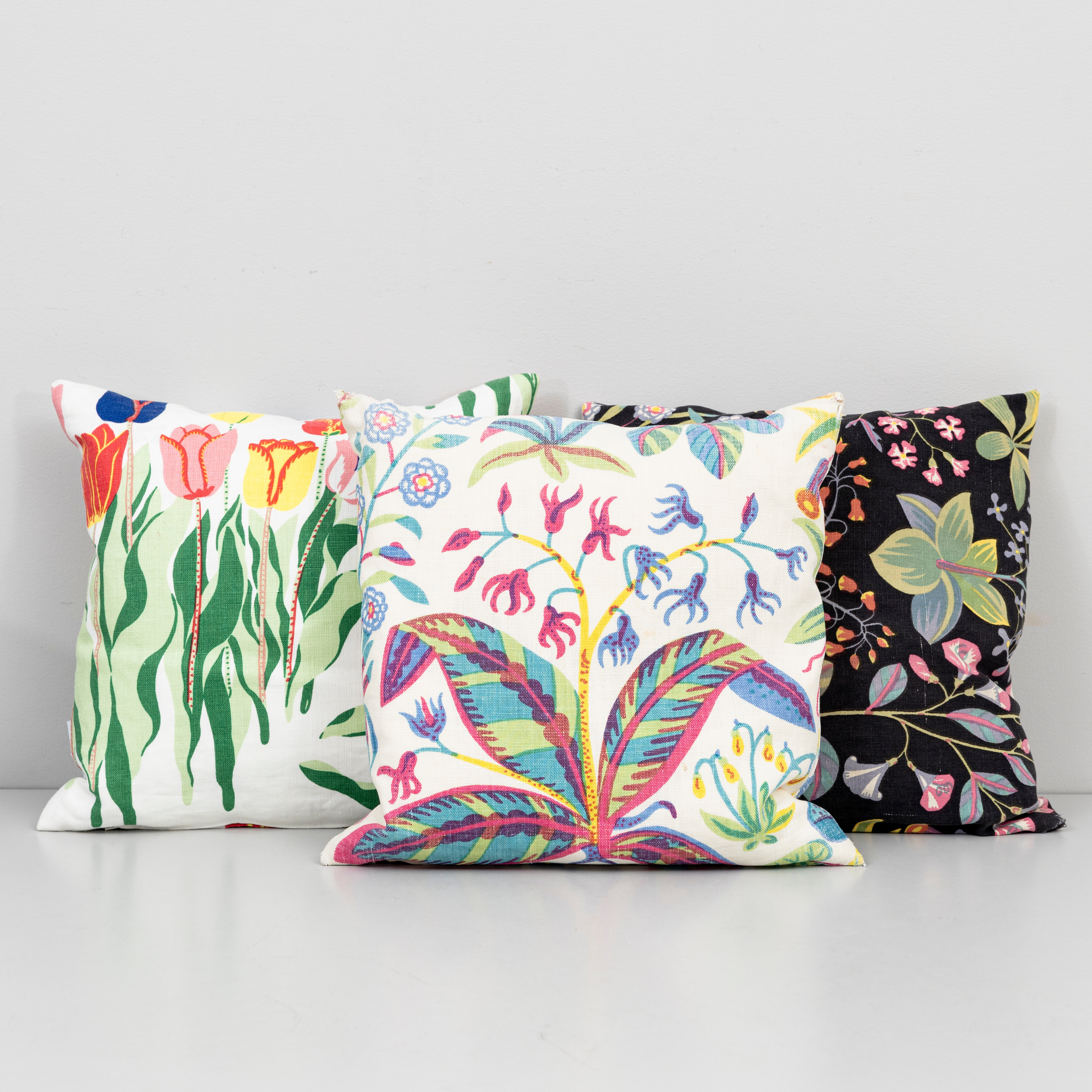JOSEF FRANK. Kuddar, 3 st, textil "Under Ekvatorn" samt "Tulpaner", Firma Svenskt Tenn.