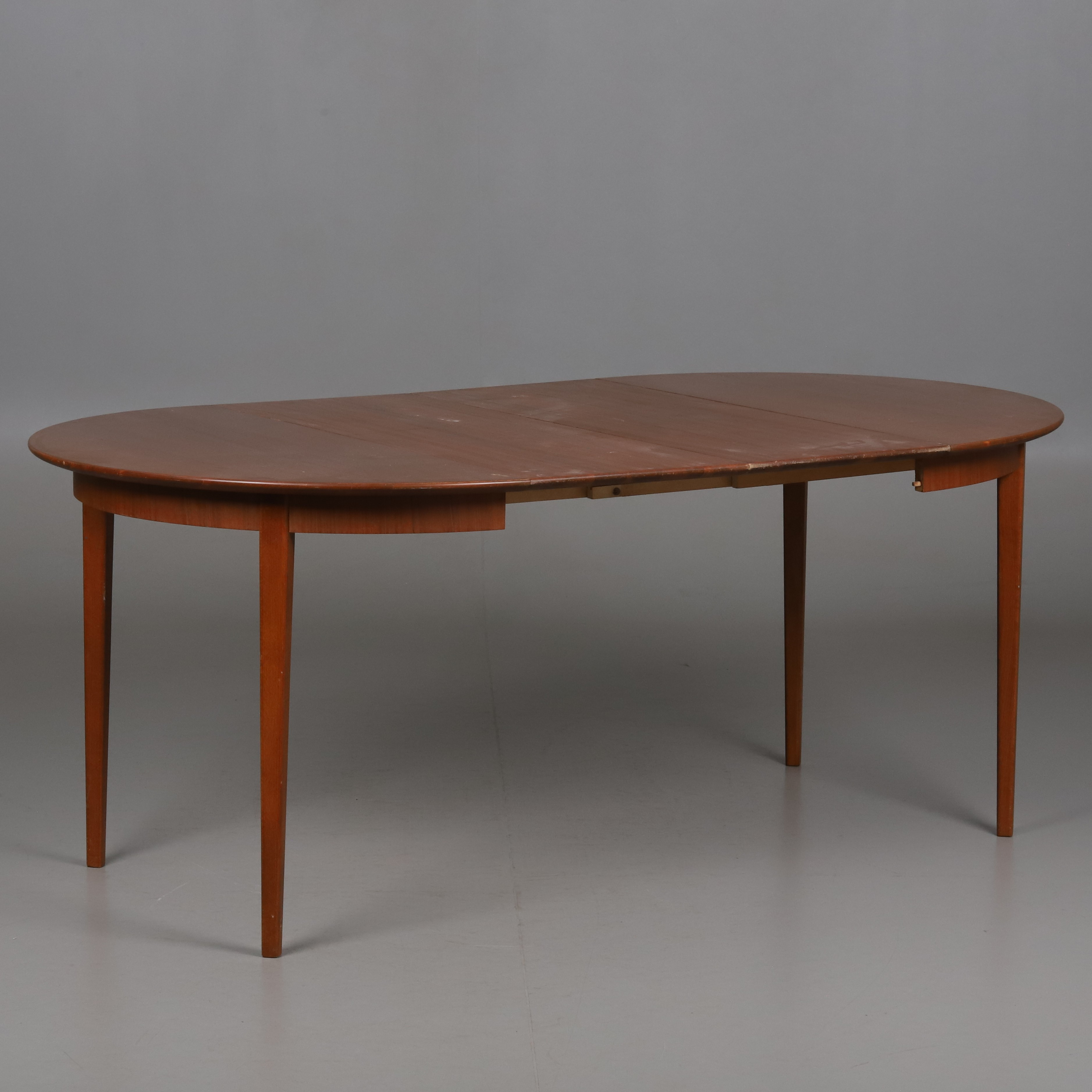 BORD. Teakfaner, märkta SMI Svensk Möbelindustri, 1900-talets andra halva.