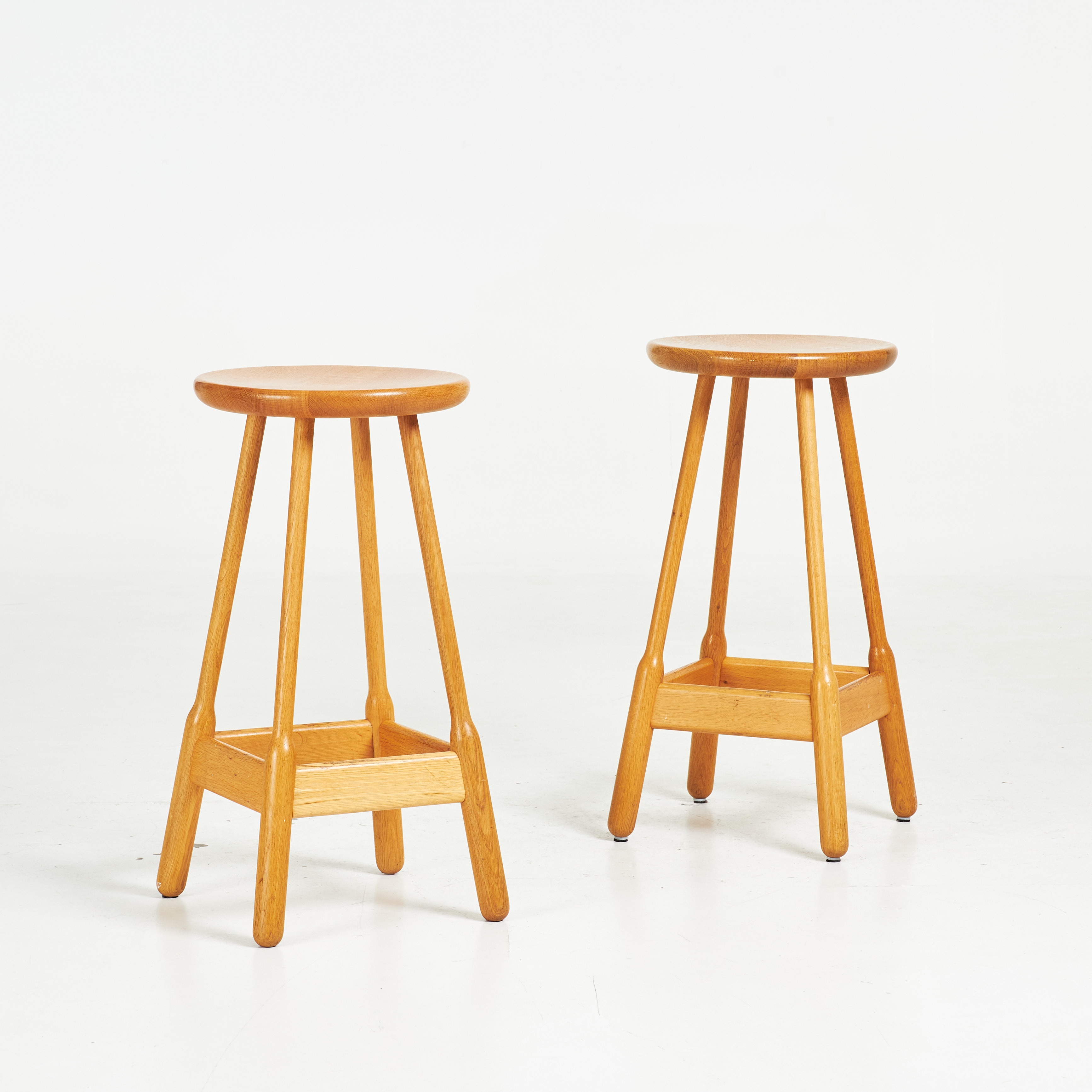 PALLAR. 1 par, "Albert Bar", massiv ek, för Massproductions, märkta.