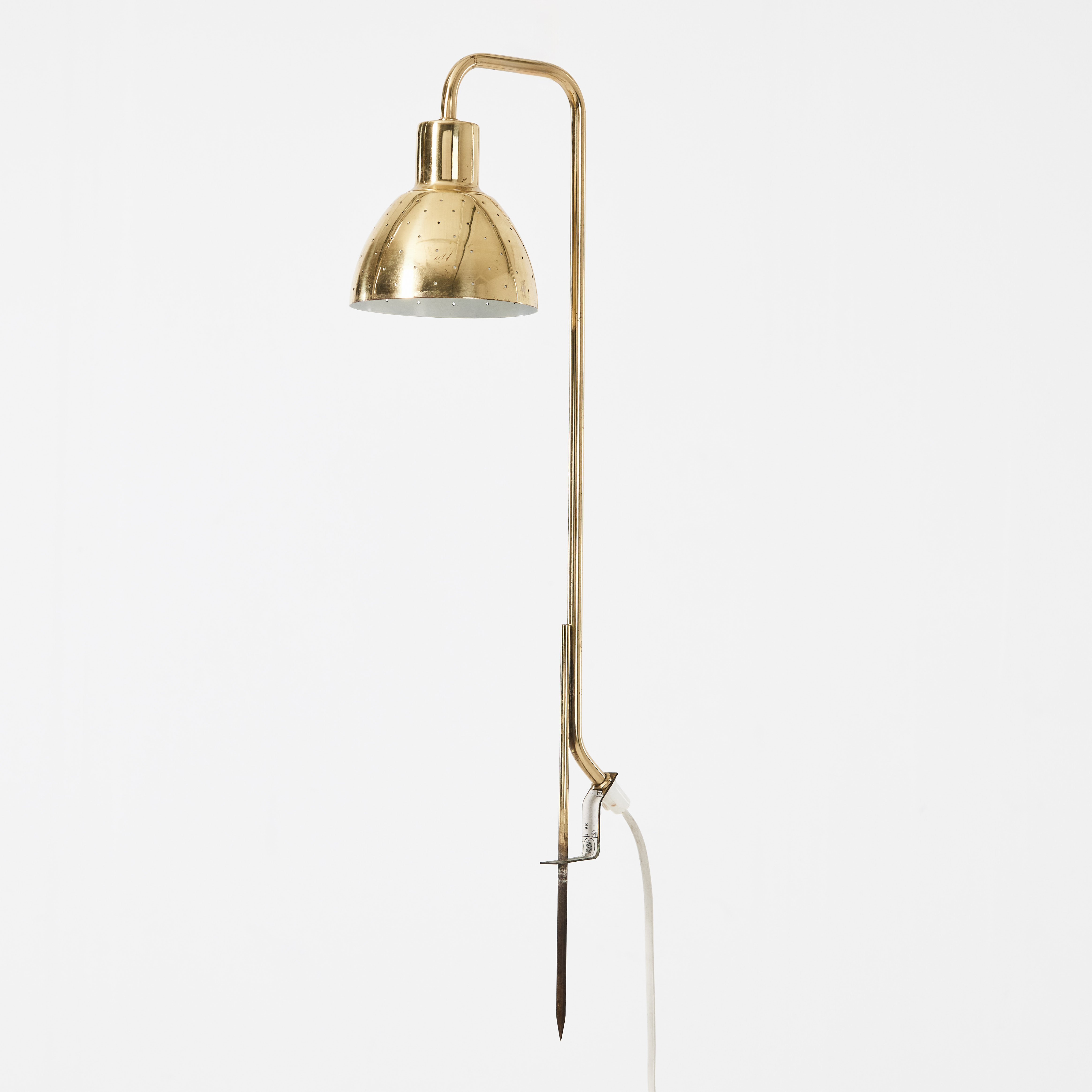 HANS-AGNE JAKOBSSON. Växtlampa, modell G 98, mässing med skärm i genombruten dekor.