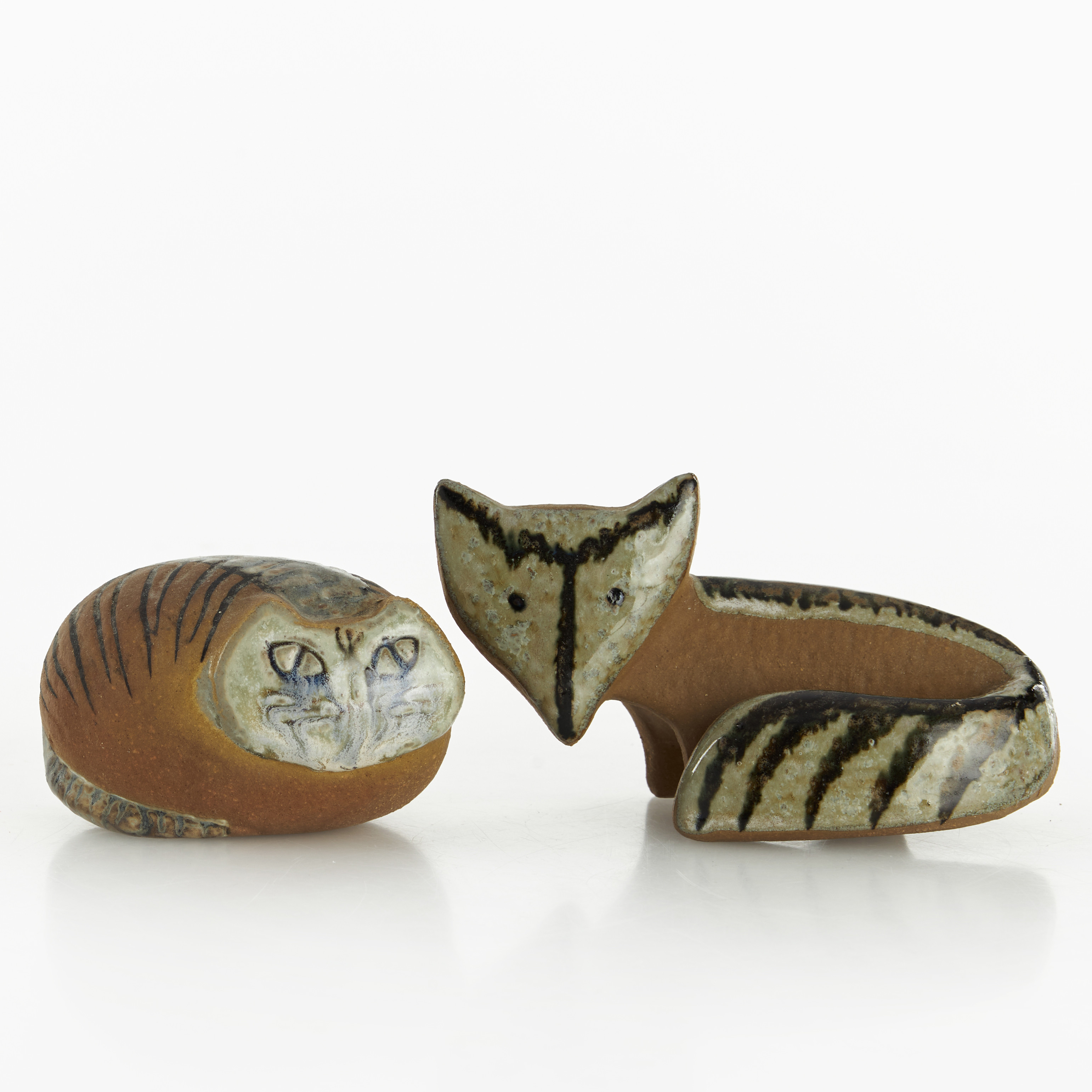 LISA LARSON (1931–2024). Figuriner, 2 st, räv samt katt, stengods, Gustavsberg.