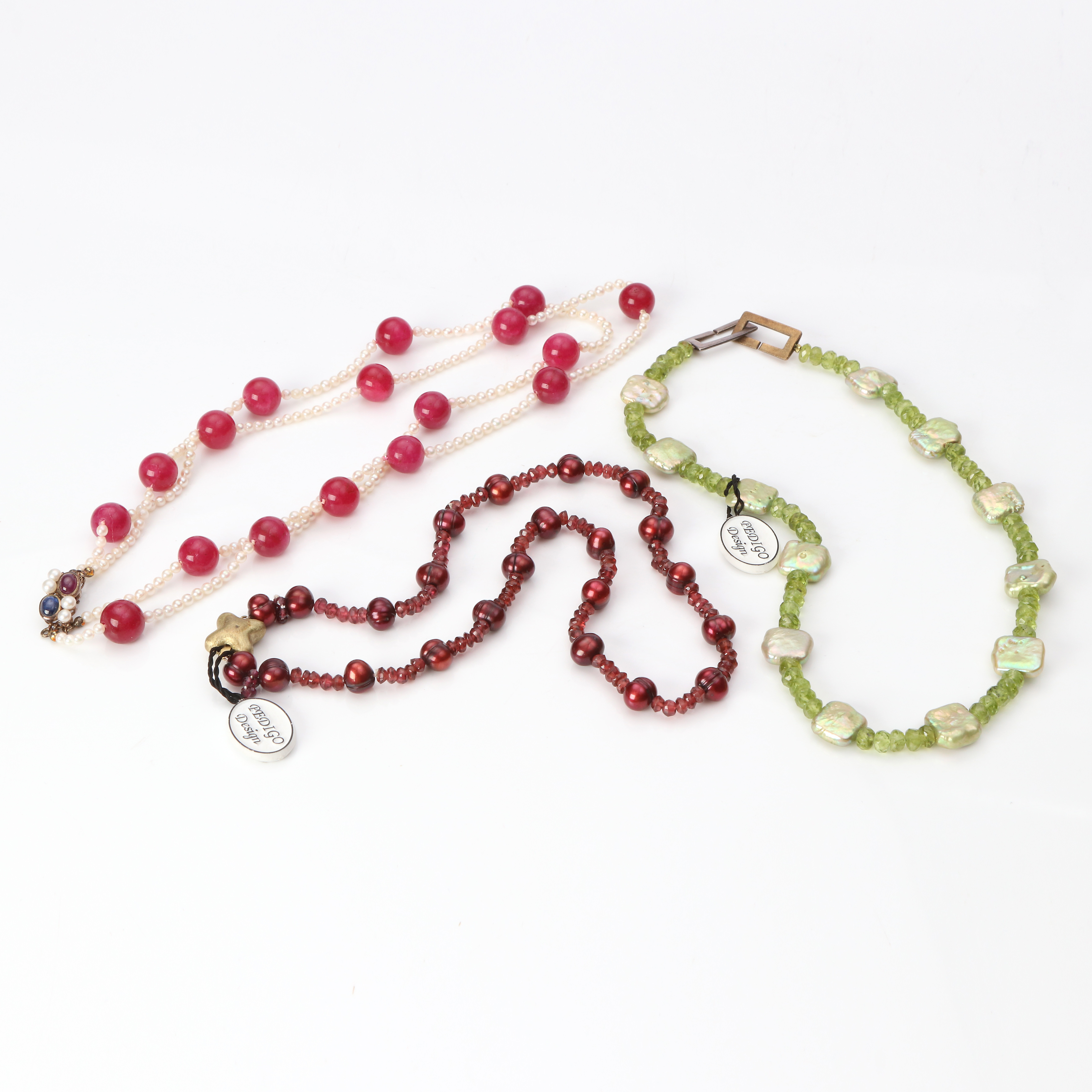 COLLIERER, TRE ST. Odlade pärlor och olikfärgade stenar.