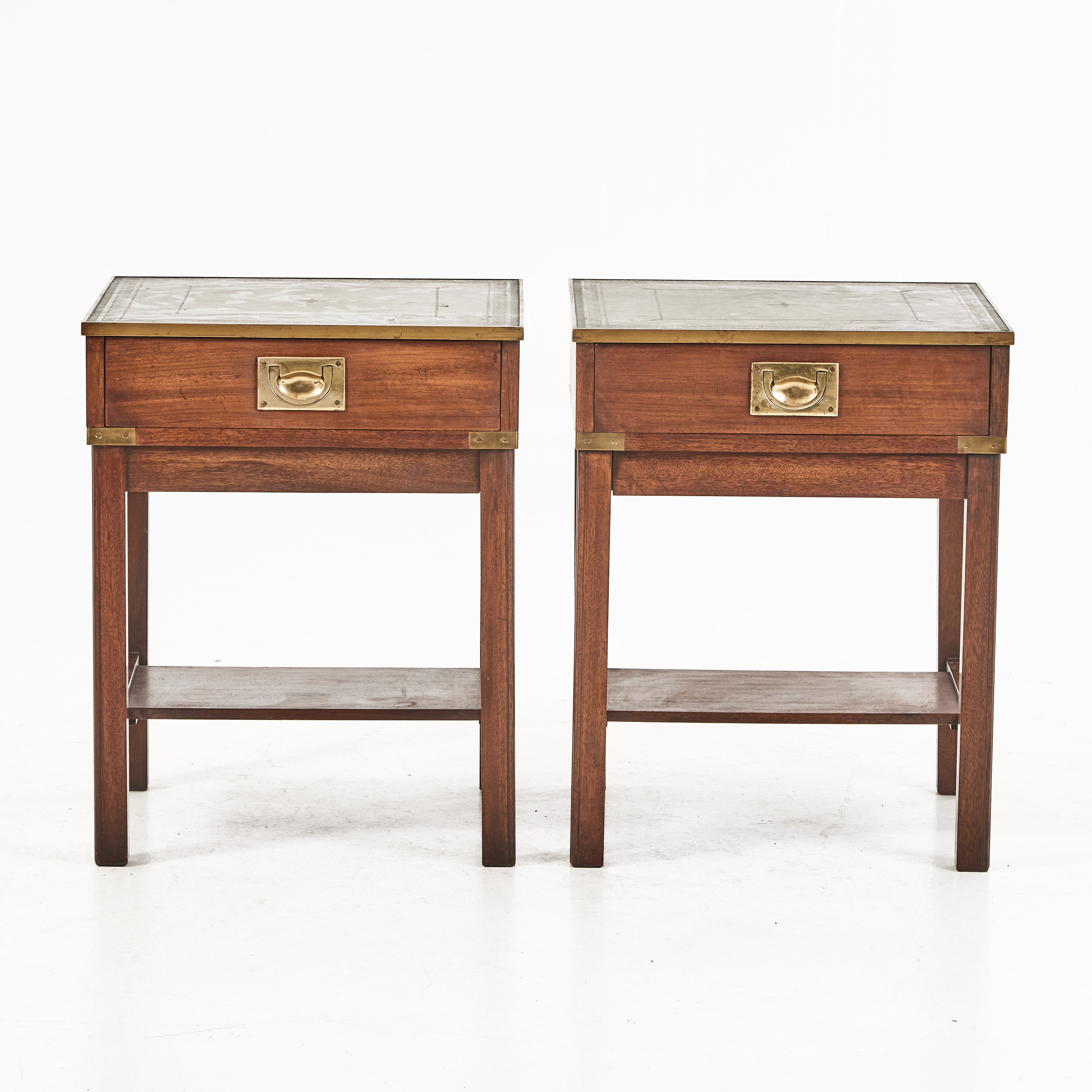 SÄNGBORD, ett par, en låda i sargen, beslag i mässing, Reprodux, England.