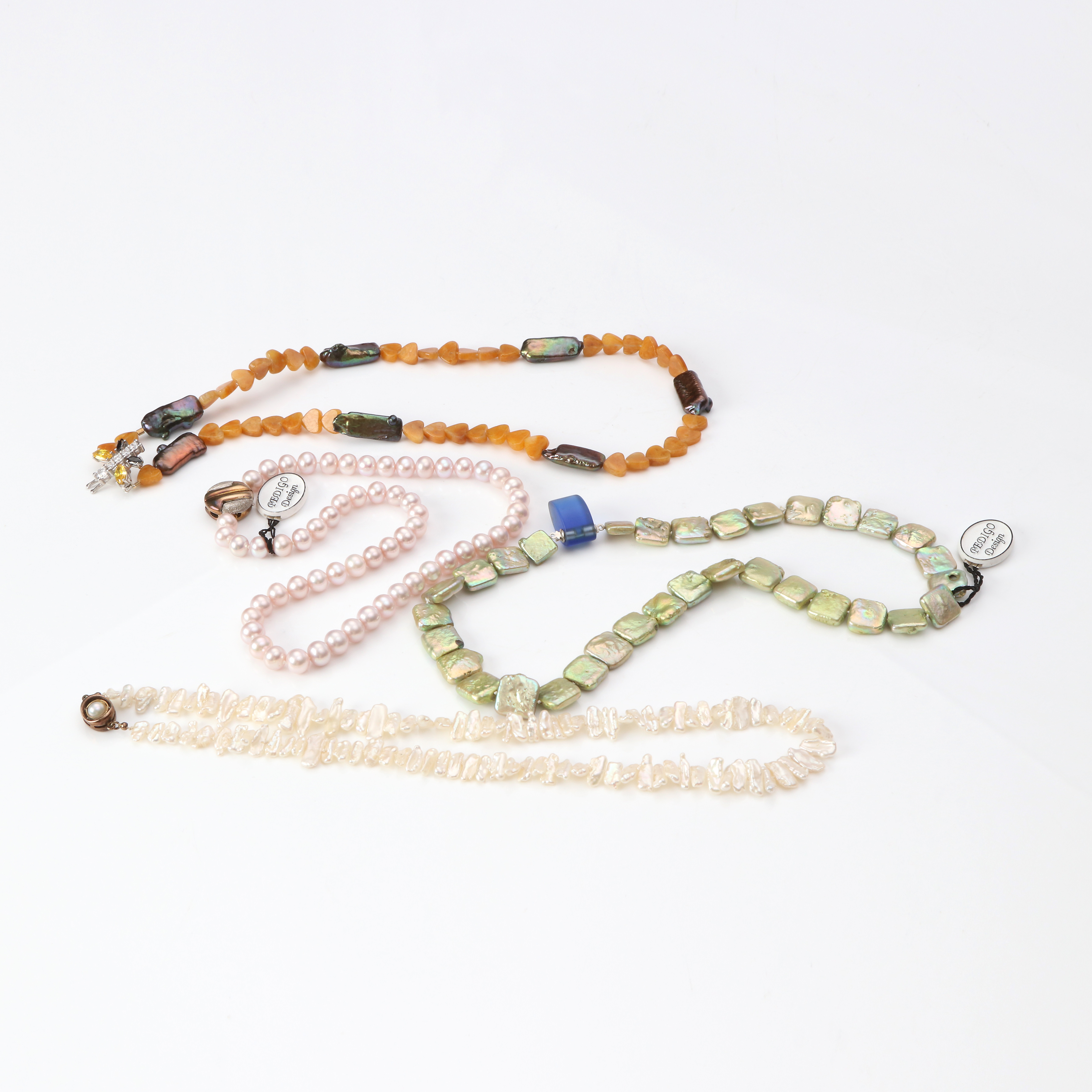 COLLIERER, FYRA ST. Odlade sötvattenpärlor mm.