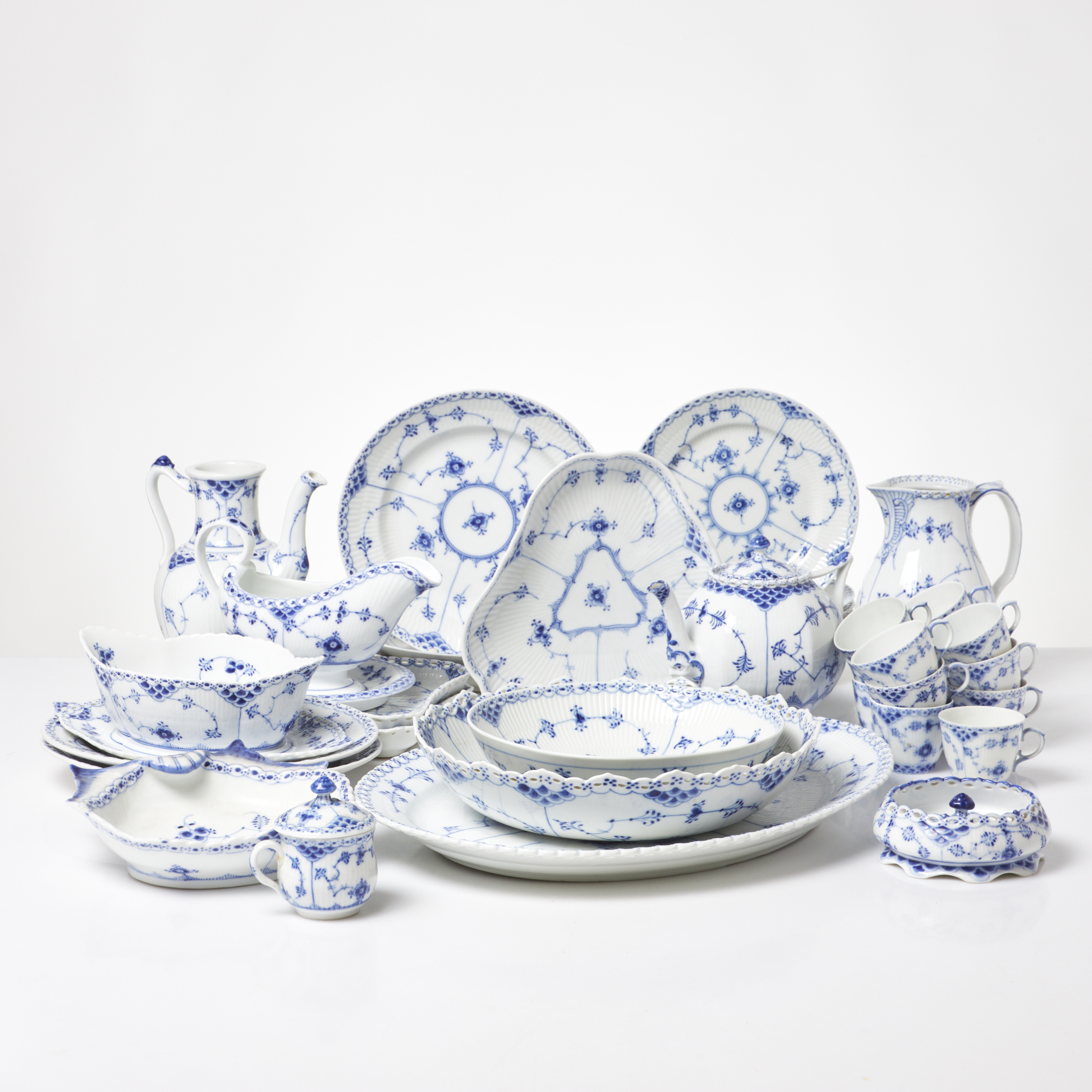 ROYAL COPENHAGEN, ca 39 delar av servis, musselmalet, främst uppläggningsfat, kaffekannor, assietter m.m. halv och helblonda, första och andrasortering.