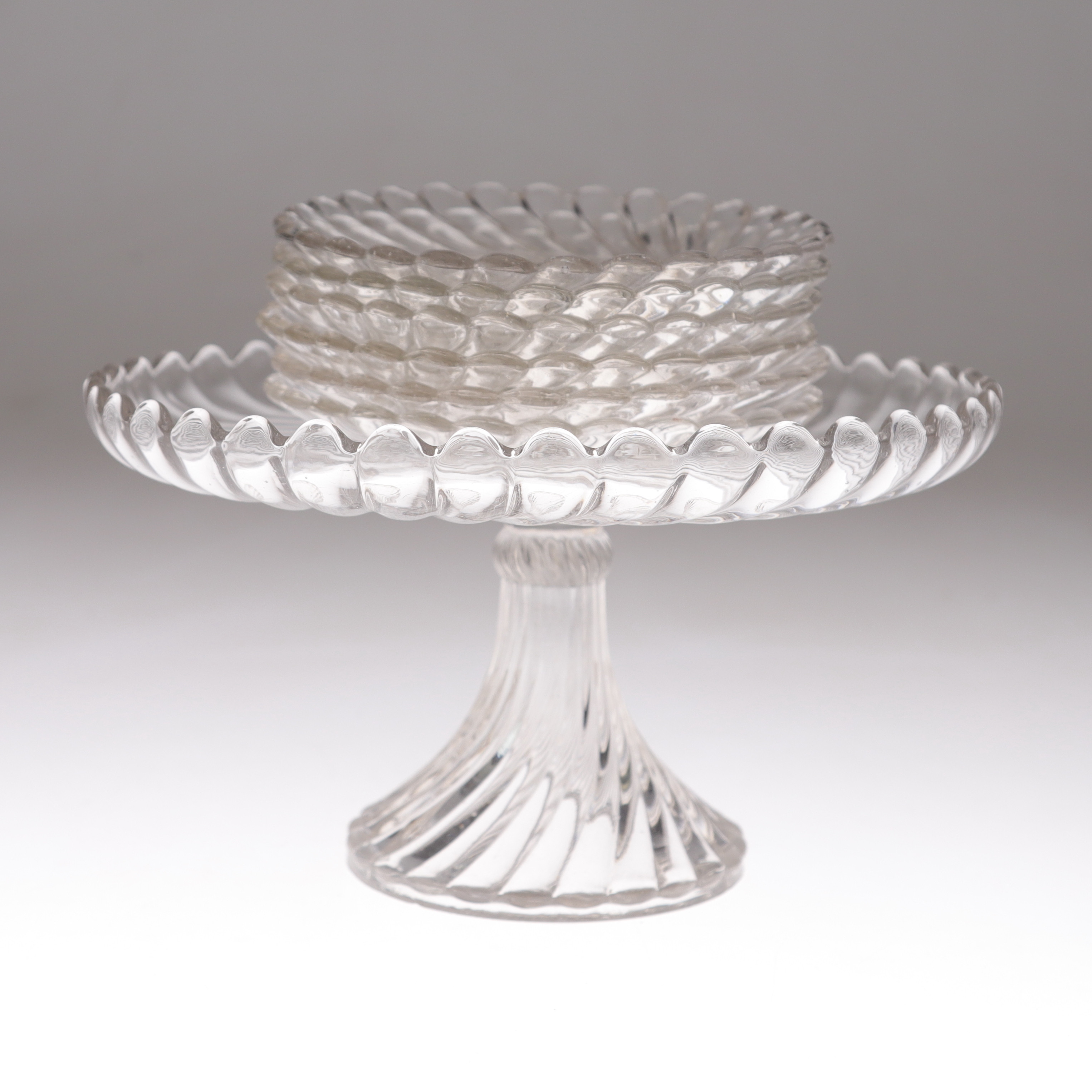 TÅRTFAT OCH ASSIETTER, 6+1 delar, " Turbin", pressglas, Reijmyre, tidigt 1900-tal.