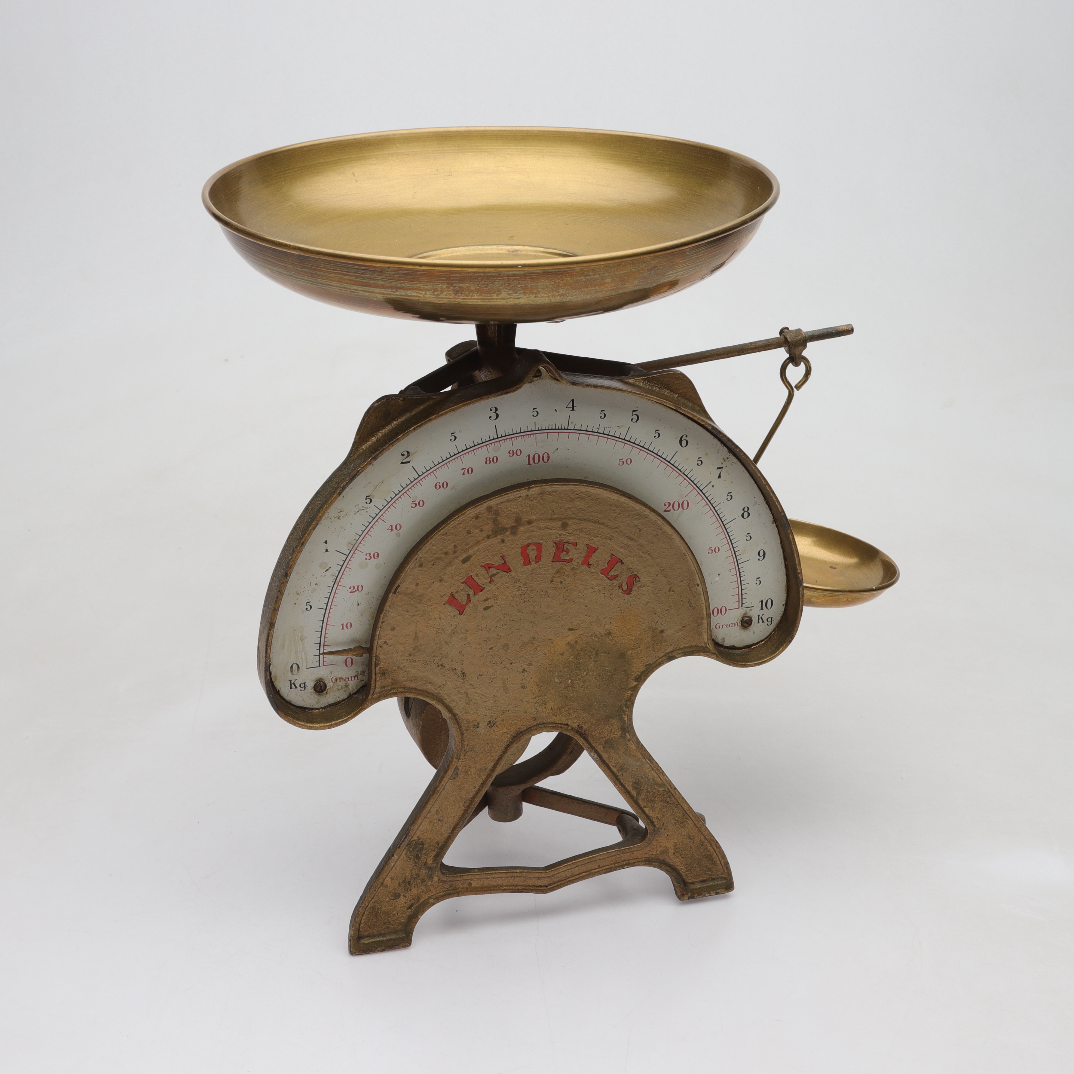 HUSHÅLLSVÅG, gulmetall, Lindells, Jönköping. 1900-talets första hälft.