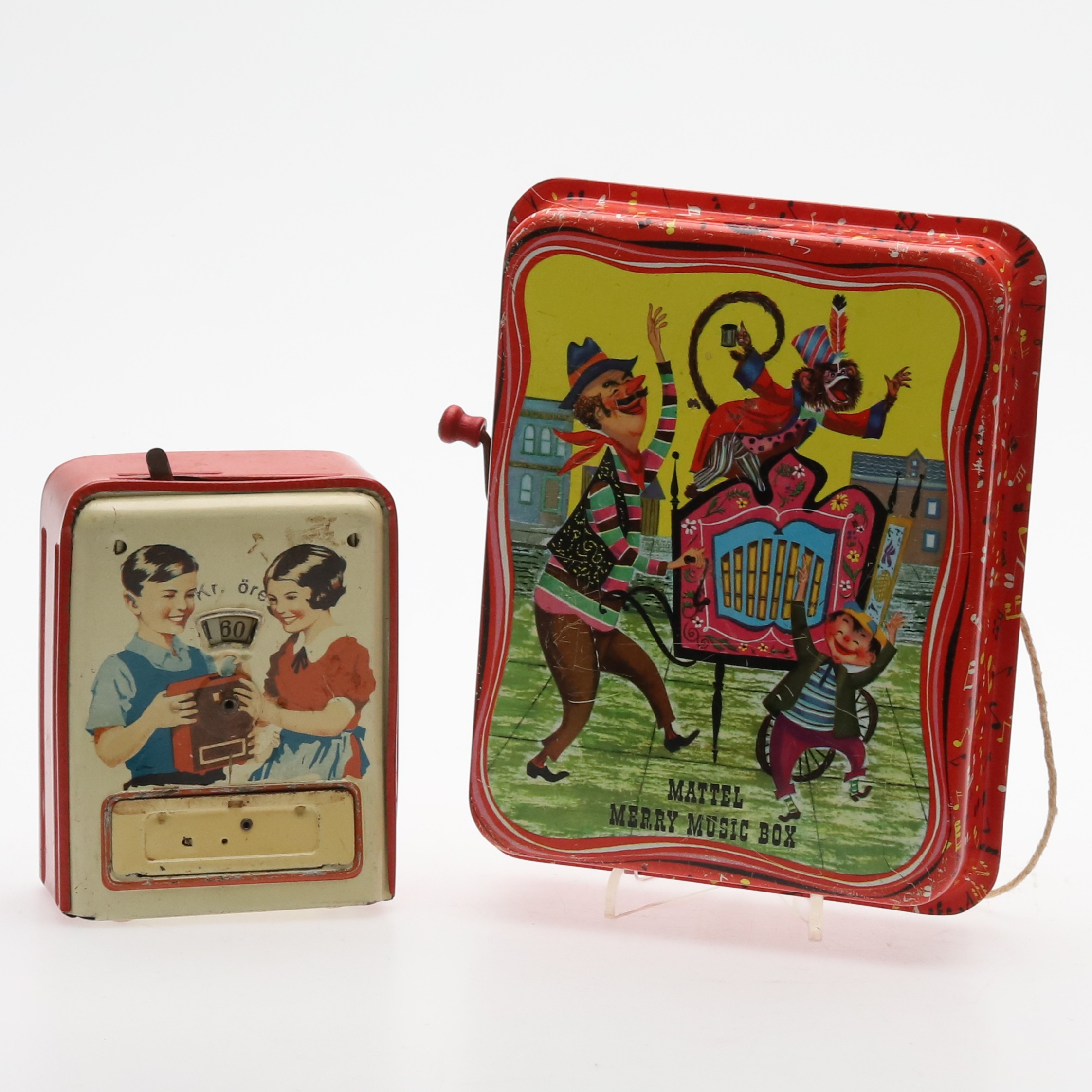 ÄLDRE PLÅTLEKSAKER, sparbössa och speldosa, Mattel, 1960-tal, 2 st.