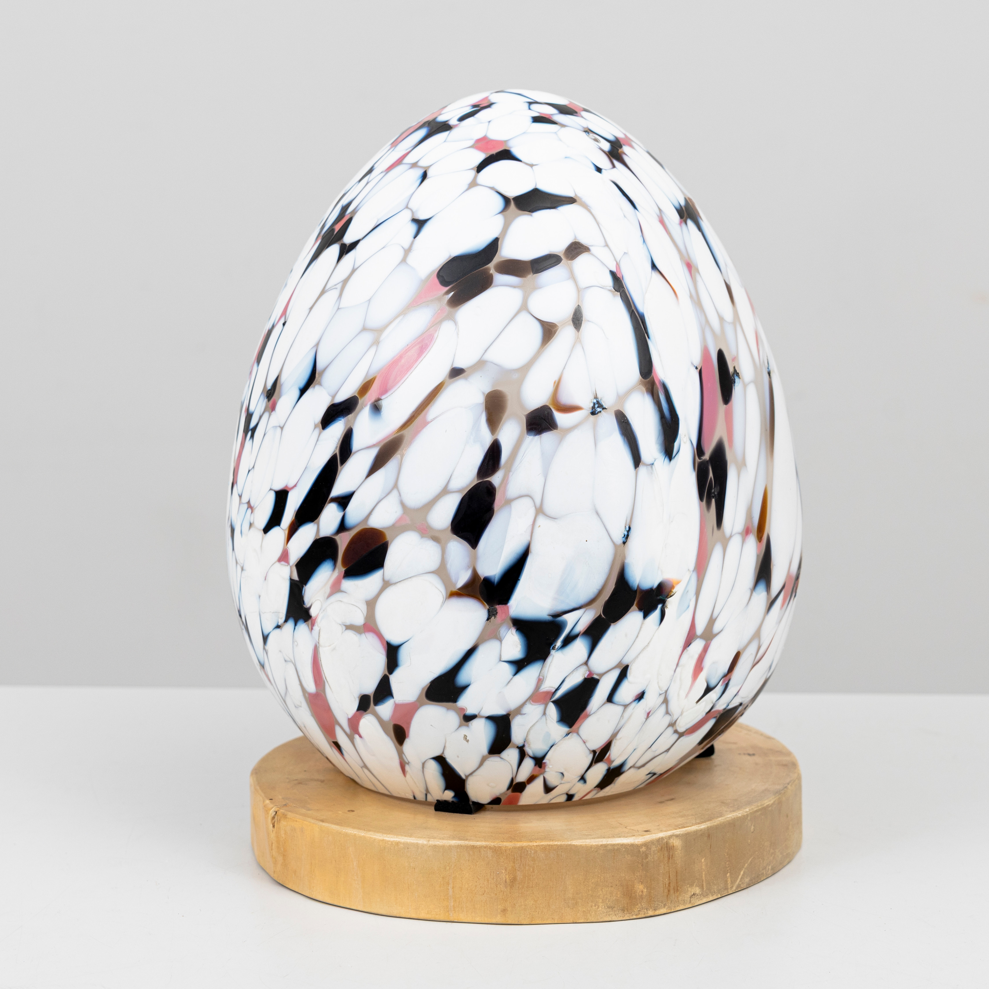 MONICA BACKSTRÖM. Bordslampa, glas, i form av ett ägg, etikettmärkt, AB Söve-Konst, Sövestad, 1970-tal.