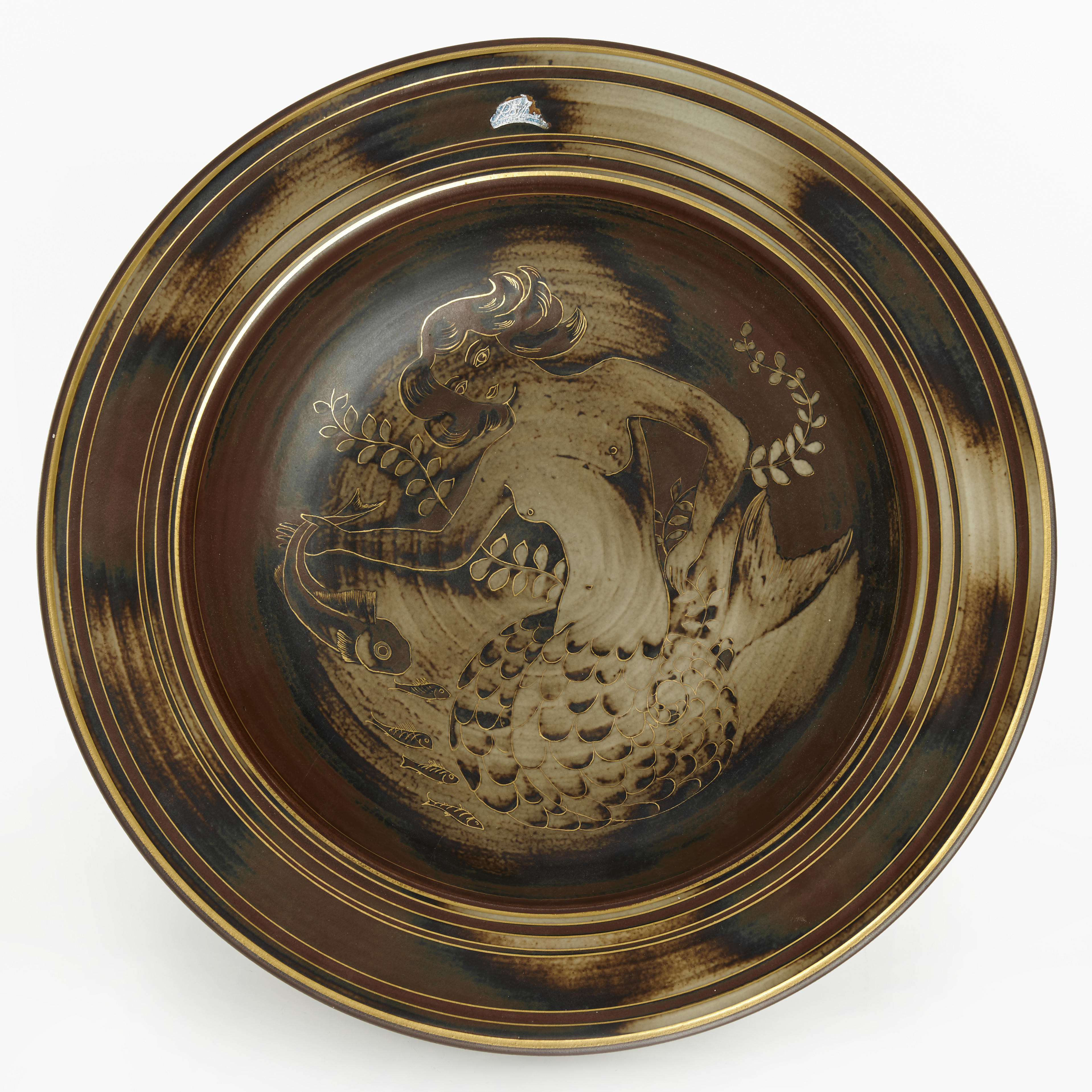 GUNNAR NYLUND. Skålfat, "Flambé", modell 7066, Rörstrand, Lidköpings Porslinsfabrik, 1930-tal, brunglaserat stengods med förgylld dekor av sjöjungfru och undervattensliv, dekormålare Olson.