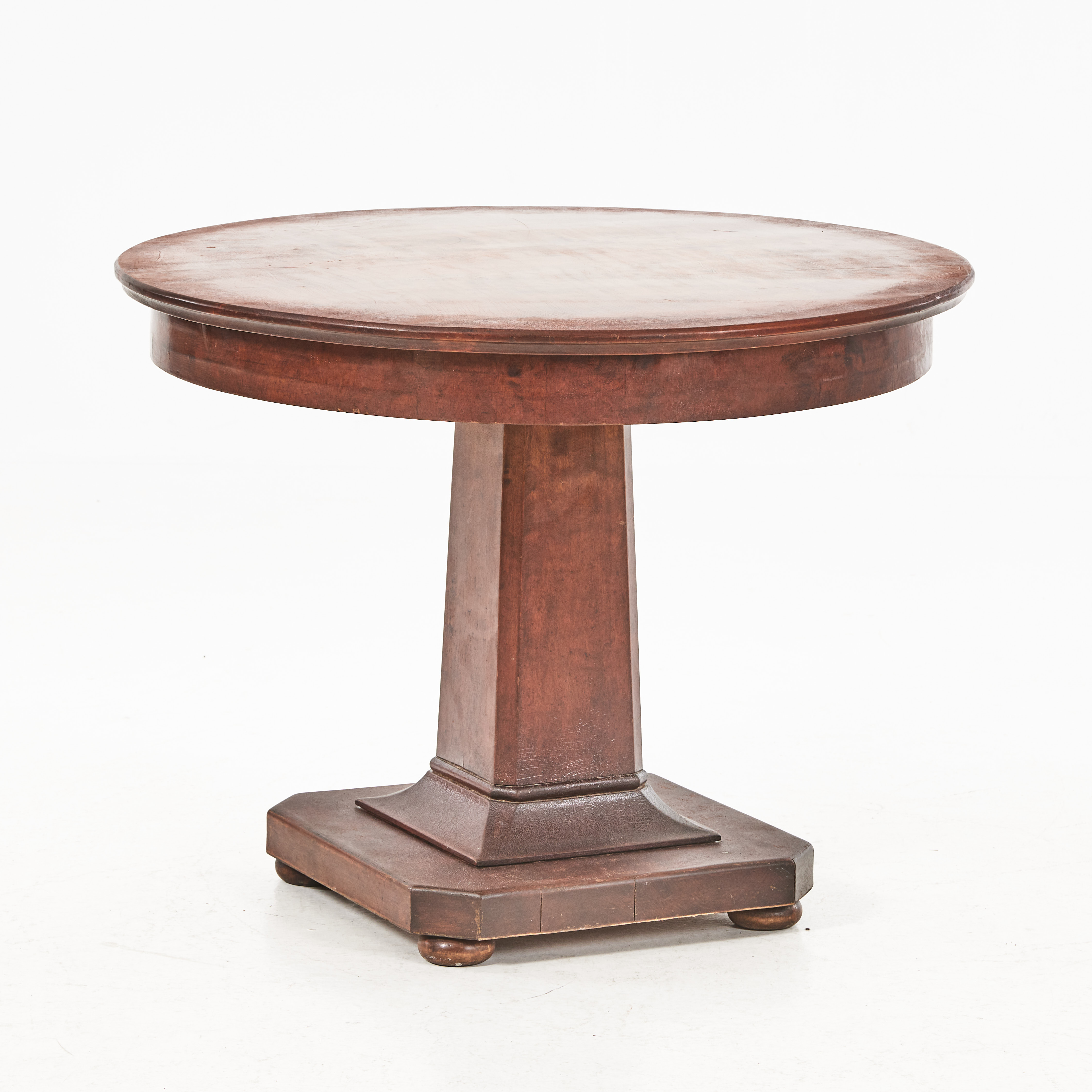 BORD, 1930-tal, rund skiva med sarg, kvadratisk pelare och fot, på tassar.