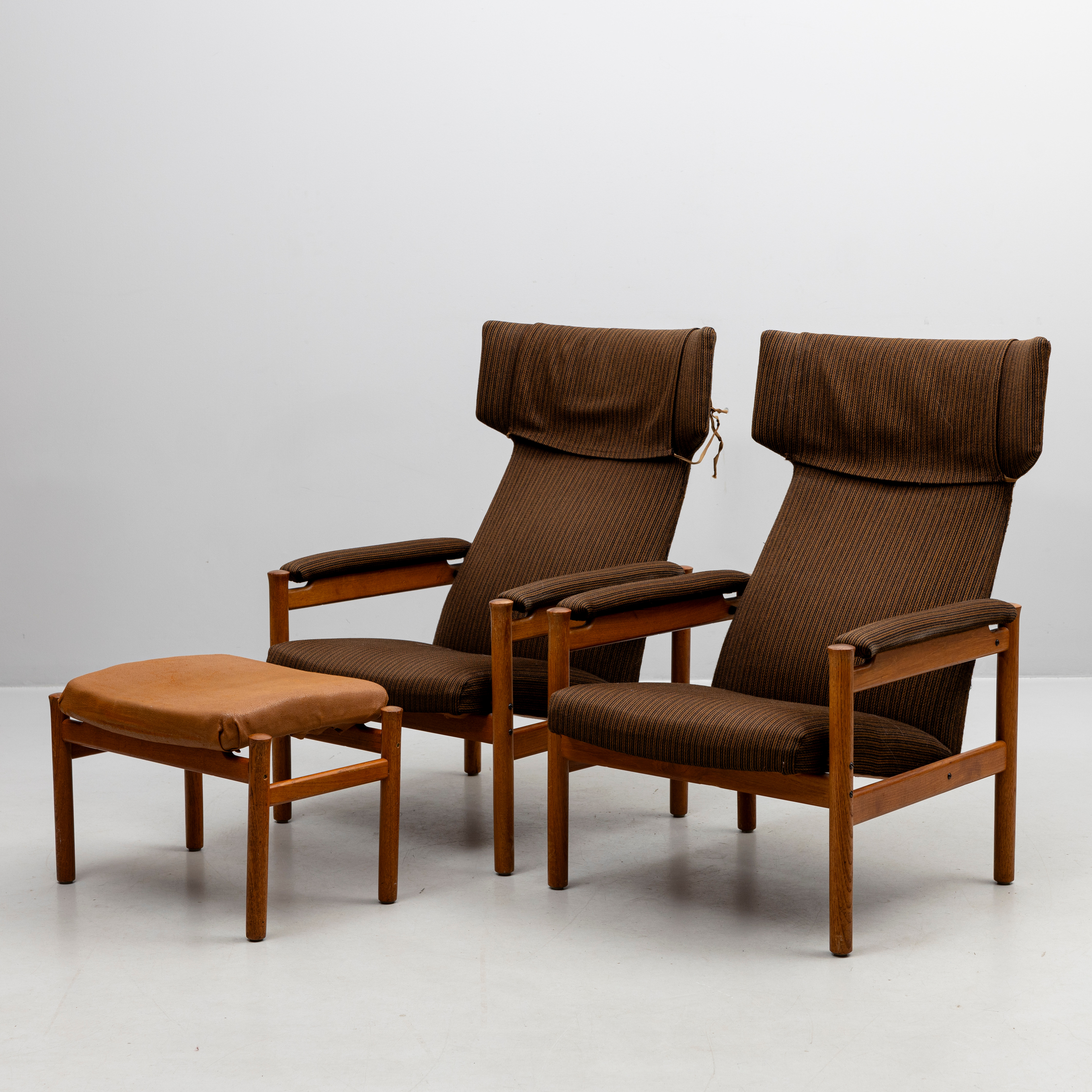 SØREN HANSEN. Fåtöljer och fotpall, 2+1 st, teak, för Fritz Hansen, Danmark, 1960-tal.