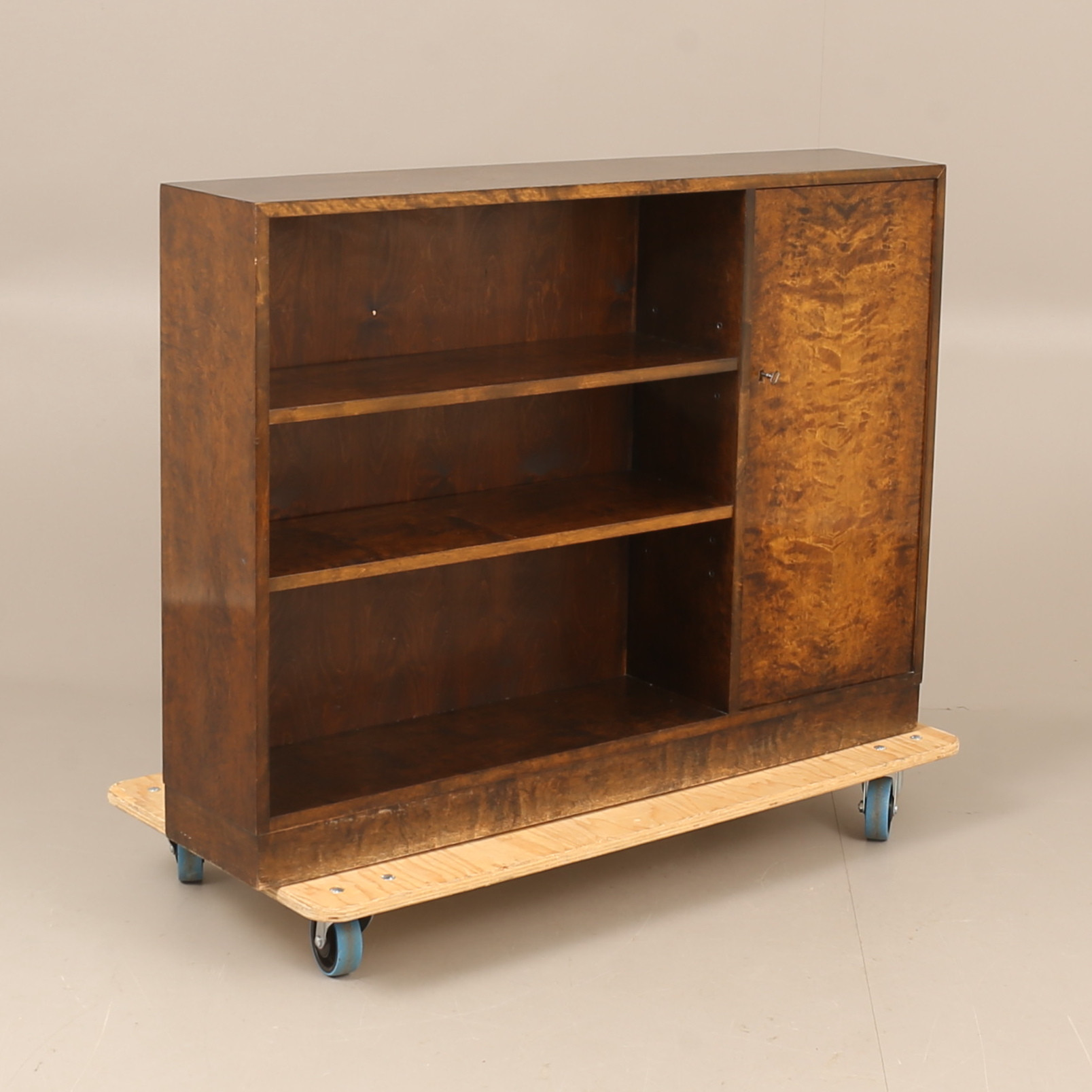 BOKHYLLA, betsad björk, 1900-talets första hälft.