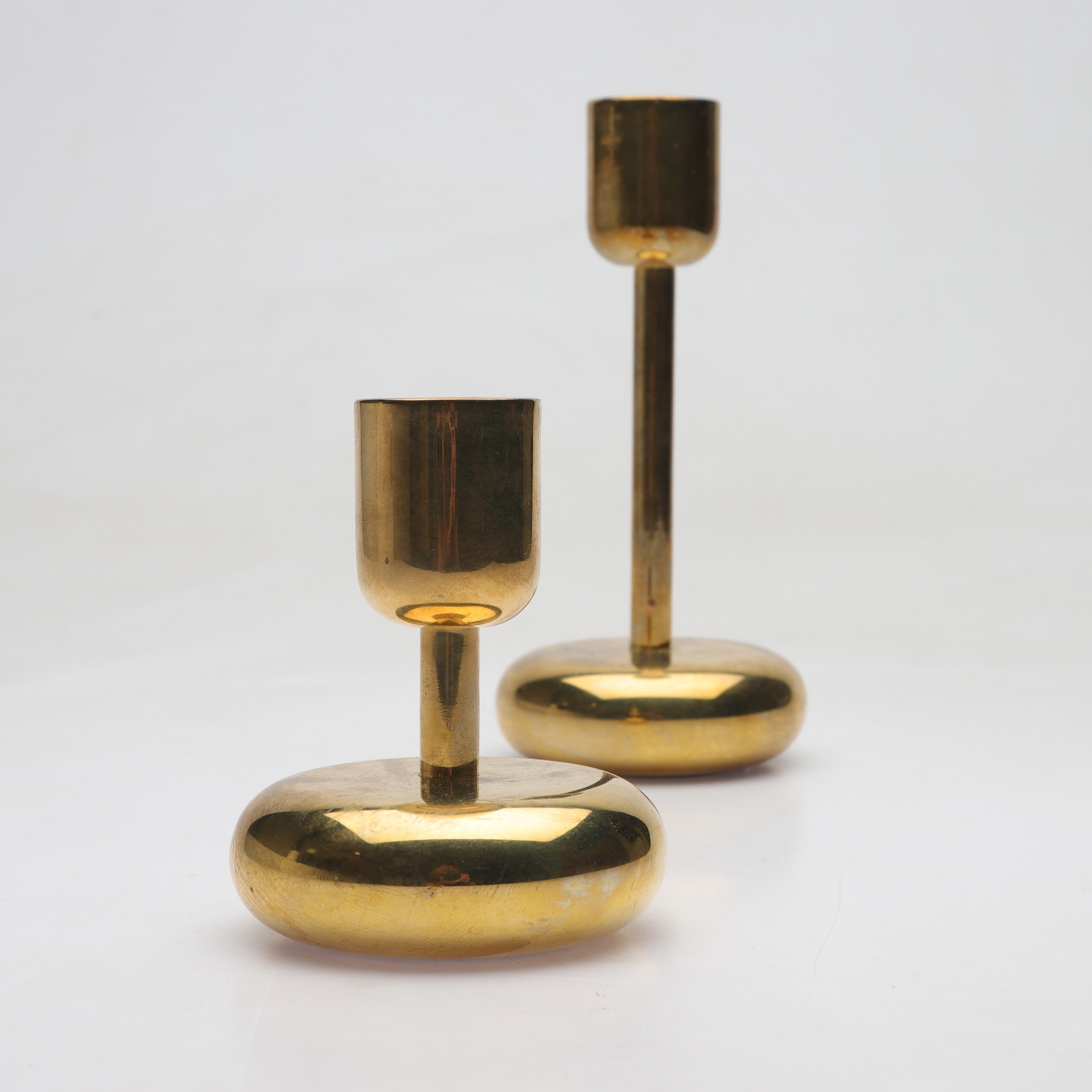 MATTI KLENELL. Ljusstakar, 2 st, "Nappula", mässing, Iittala, Finland.