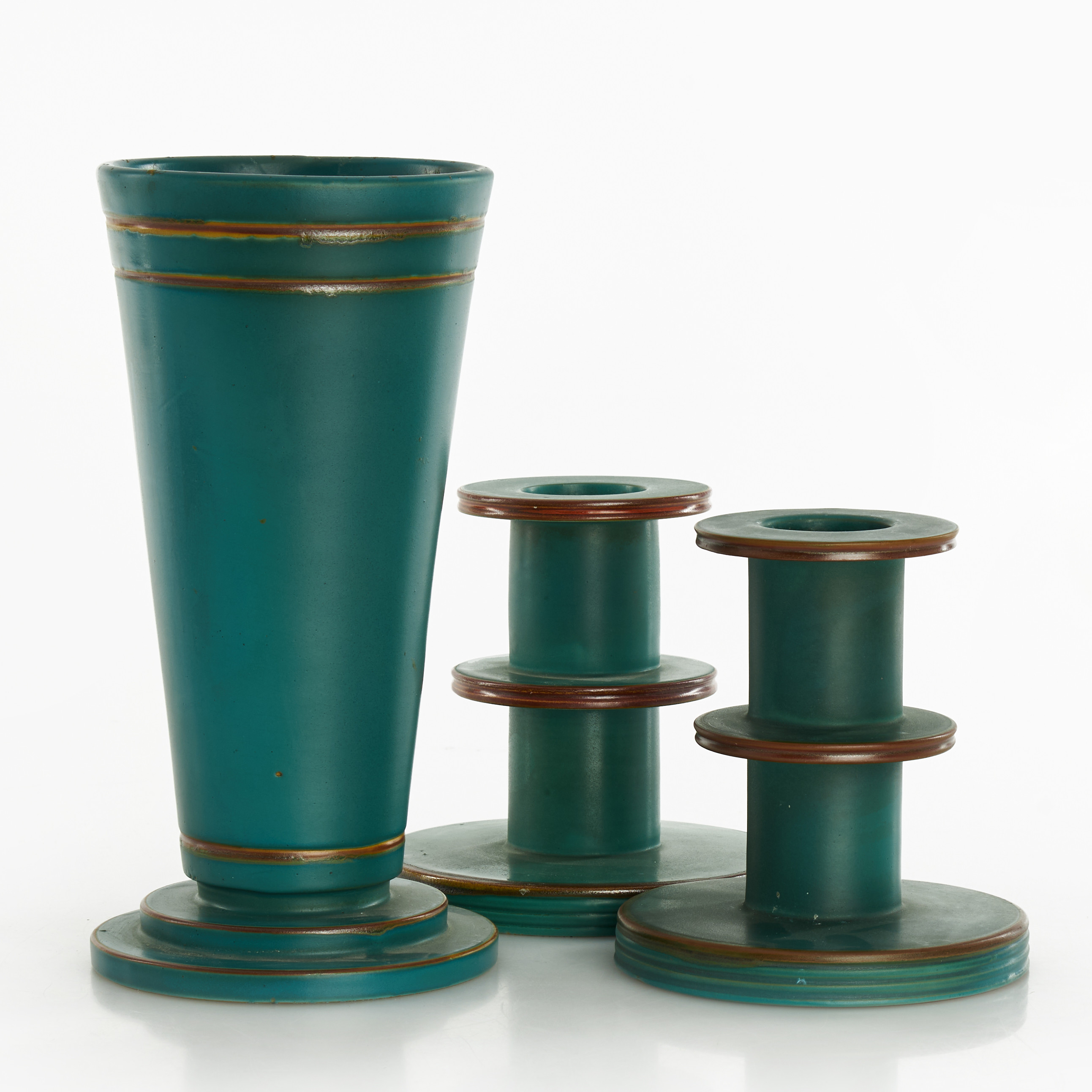 NYMAN & NYMAN. Vas & ljusstakar, ett par, Höganäs Keramik, 1930/40-tal, glaserat lergods.