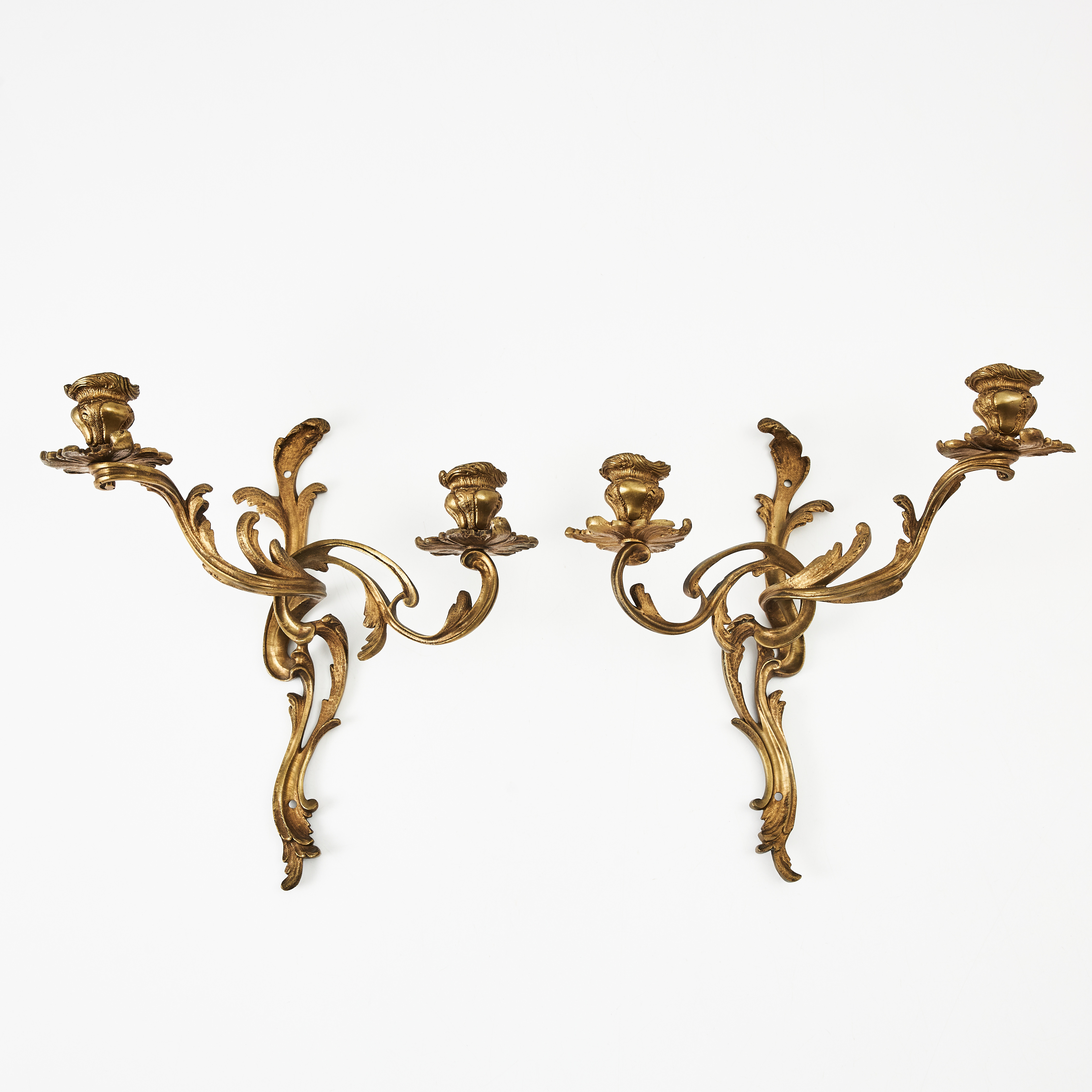 APPLIQUER, ett par, brons, 1900-tal, rokokostil, för två ljus, dekor i form av svängda akantusblad.