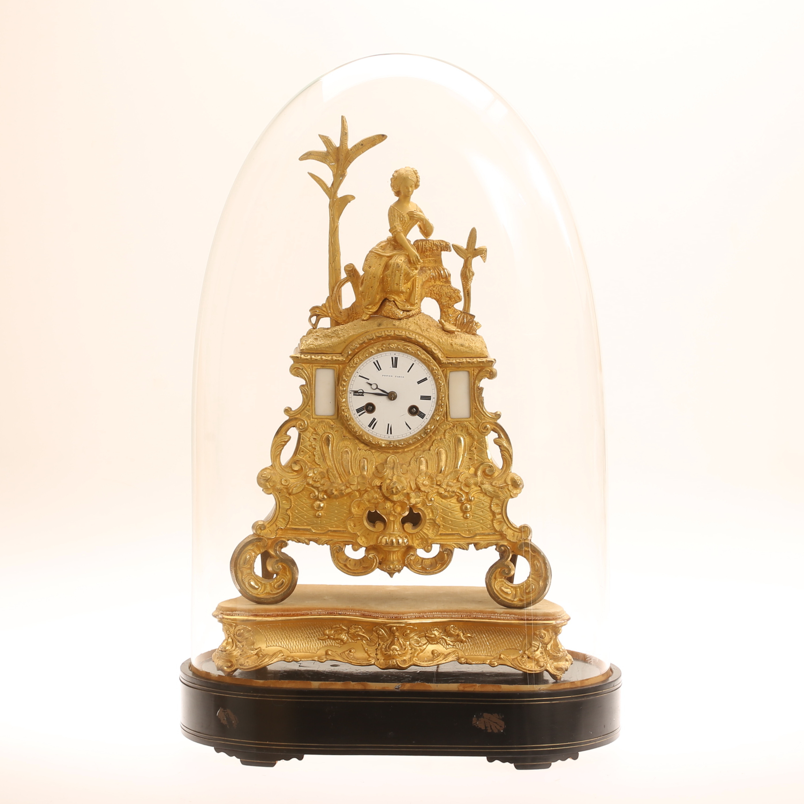 BORDSPENDYL, metall med glaskupa, Poton, Paris, 1800-tal.