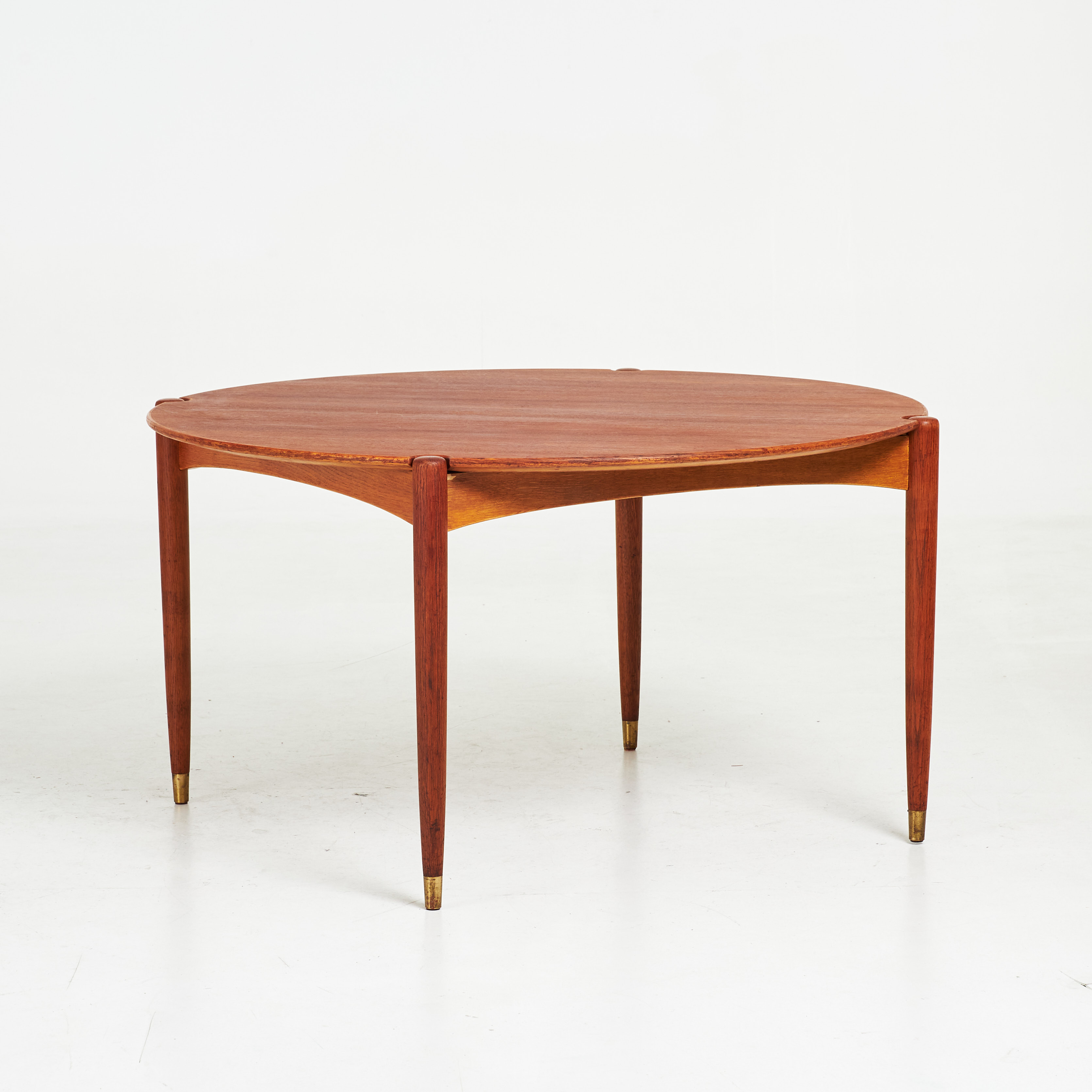 SOFFBORD. Svenska Möbelfabrikerna Bodafors, 1950/60 tal, benställning i ek, fanérad i teak, etikettmärkt.