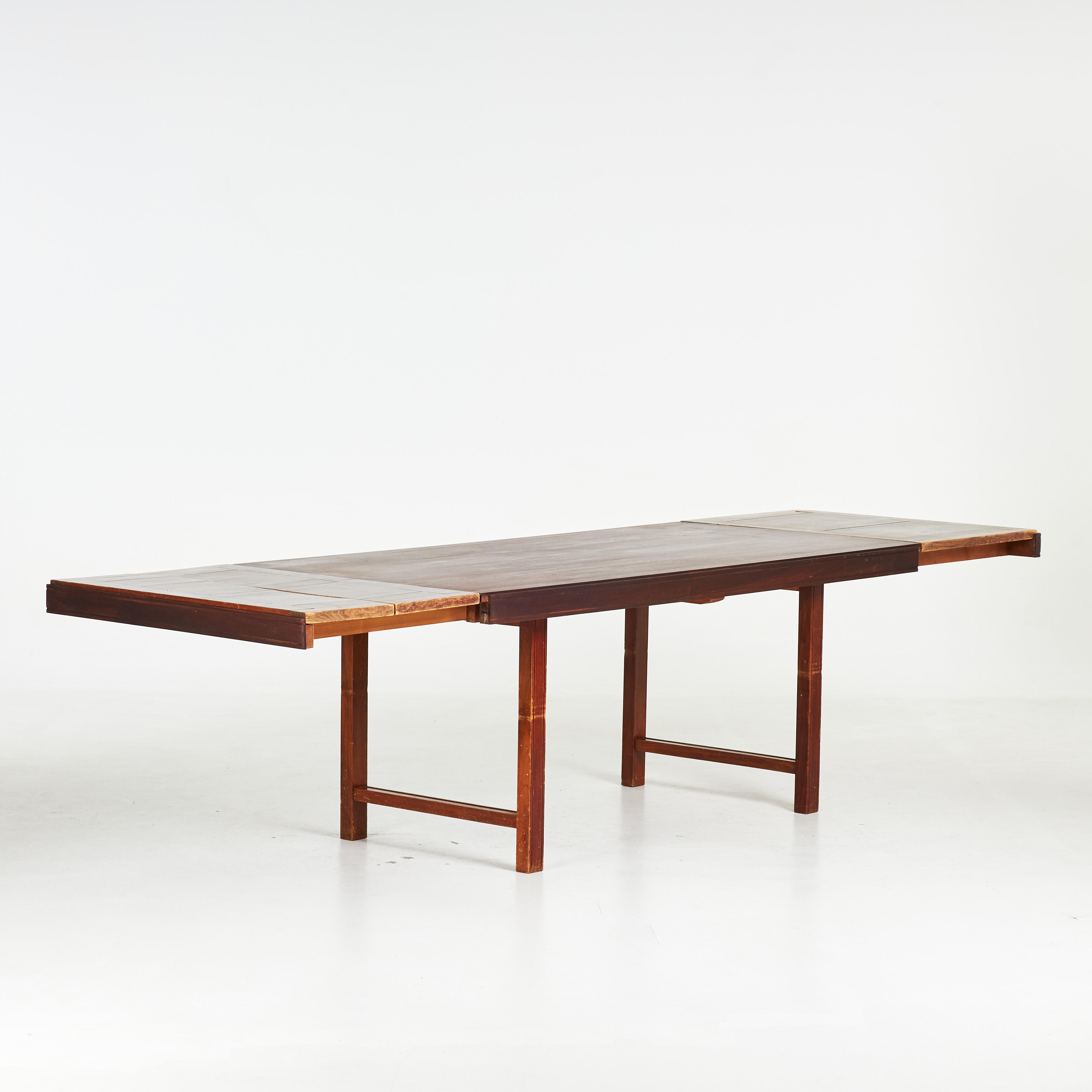 MATBORD. 1900-talets mitt, kortsidor med utdrag, 3 st iläggsskivor, betsad ek och valnöt.