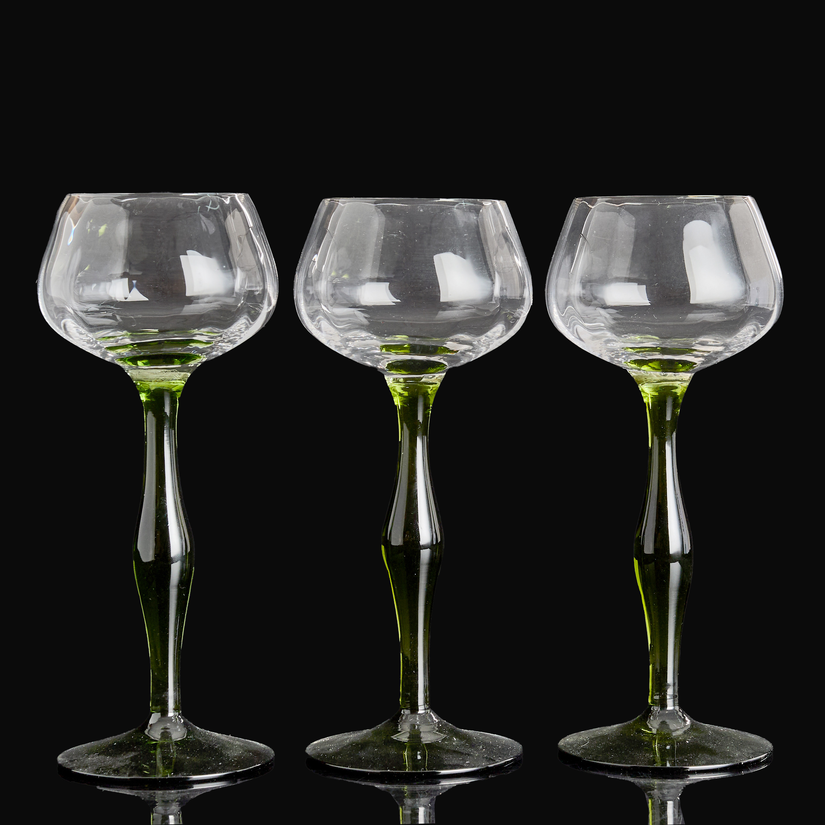 VITVINSGLAS, 12 st, optikblåst kupa, fot i grönt glas.