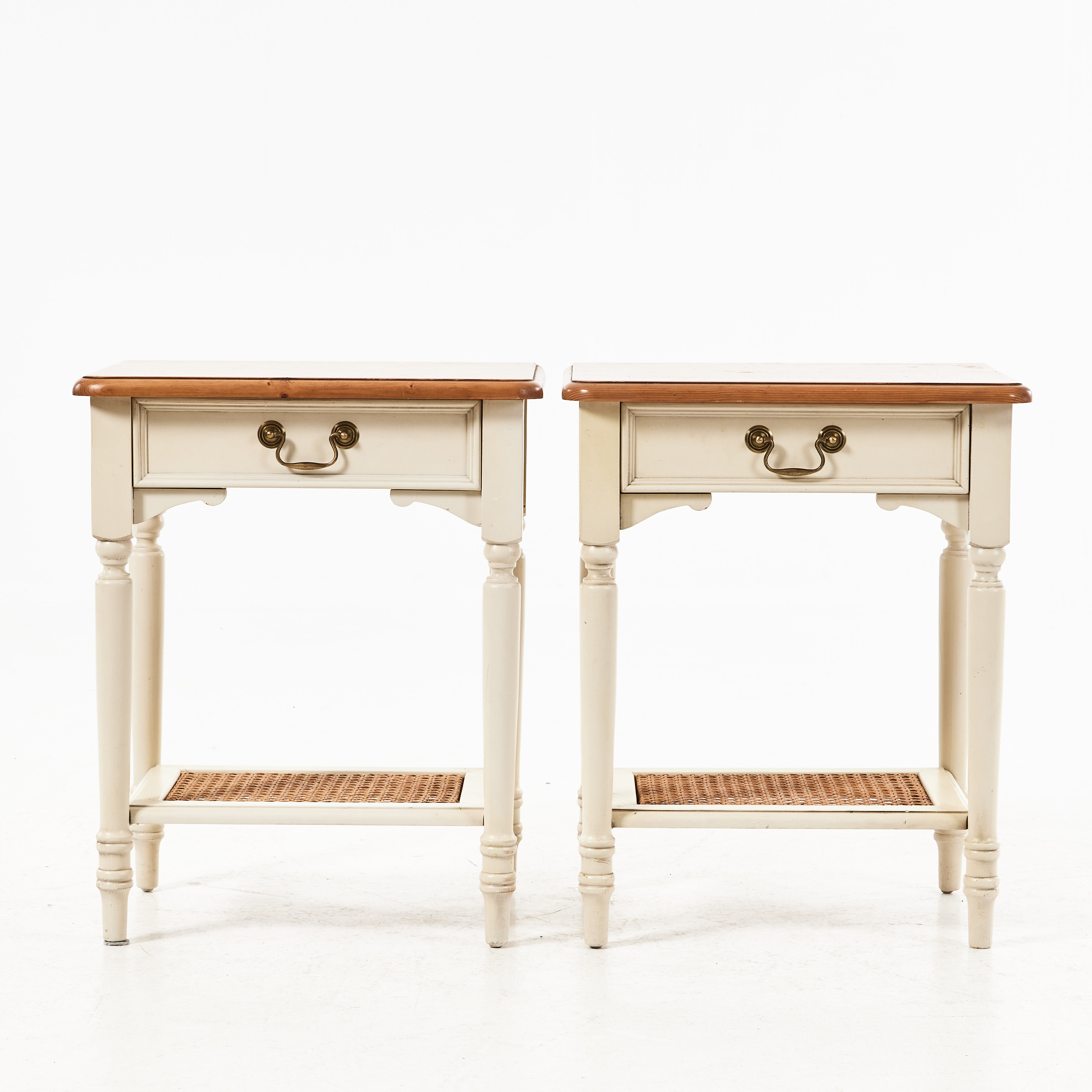 SÄNGBORD, 1 par, Laura Ashley, bemålade med skiva av fur, hylla med flätad rotting.