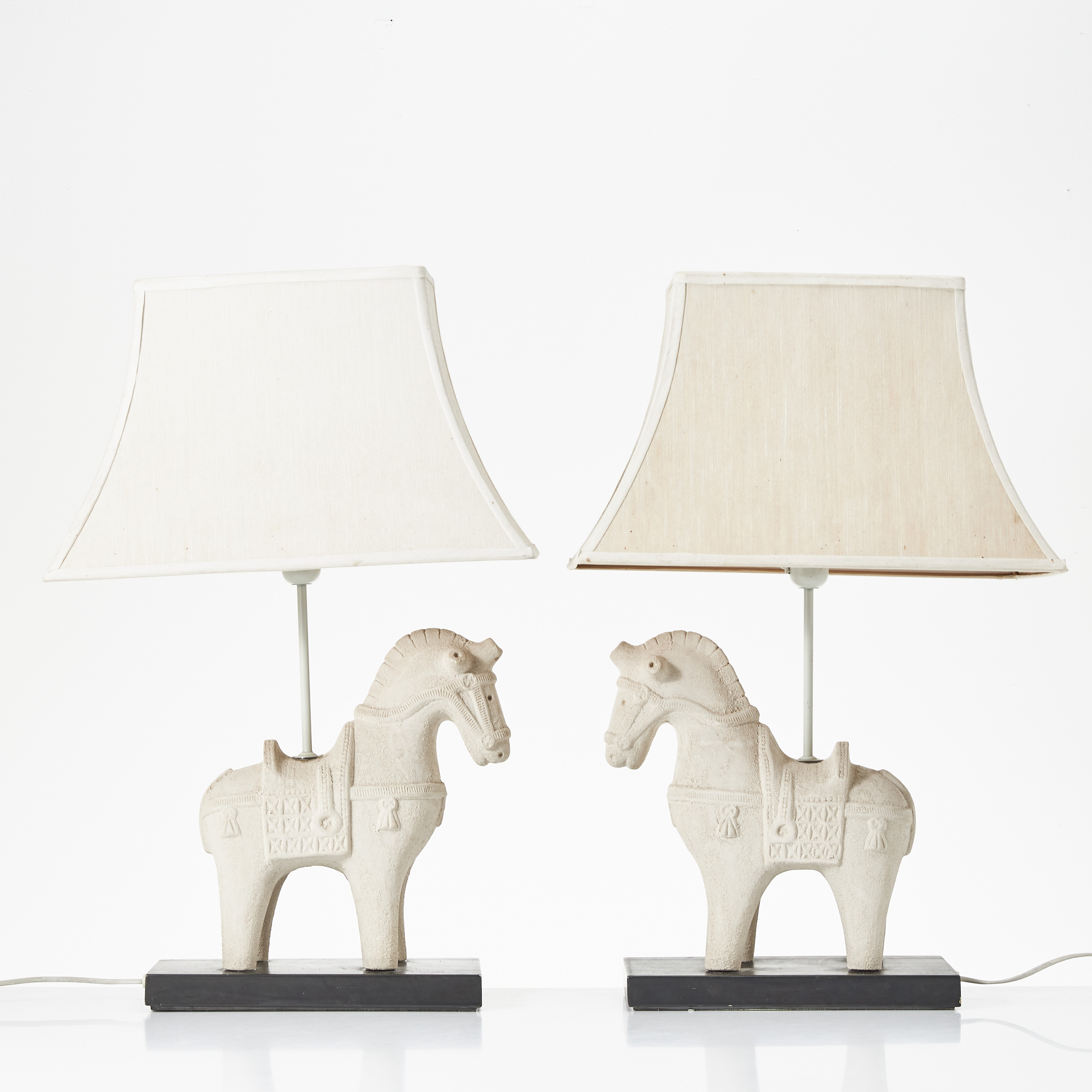 BORDSLAMPOR, 1 par, Italien modern tillverkning. Fot med figurin av keramik. Textilklädda skärmar.