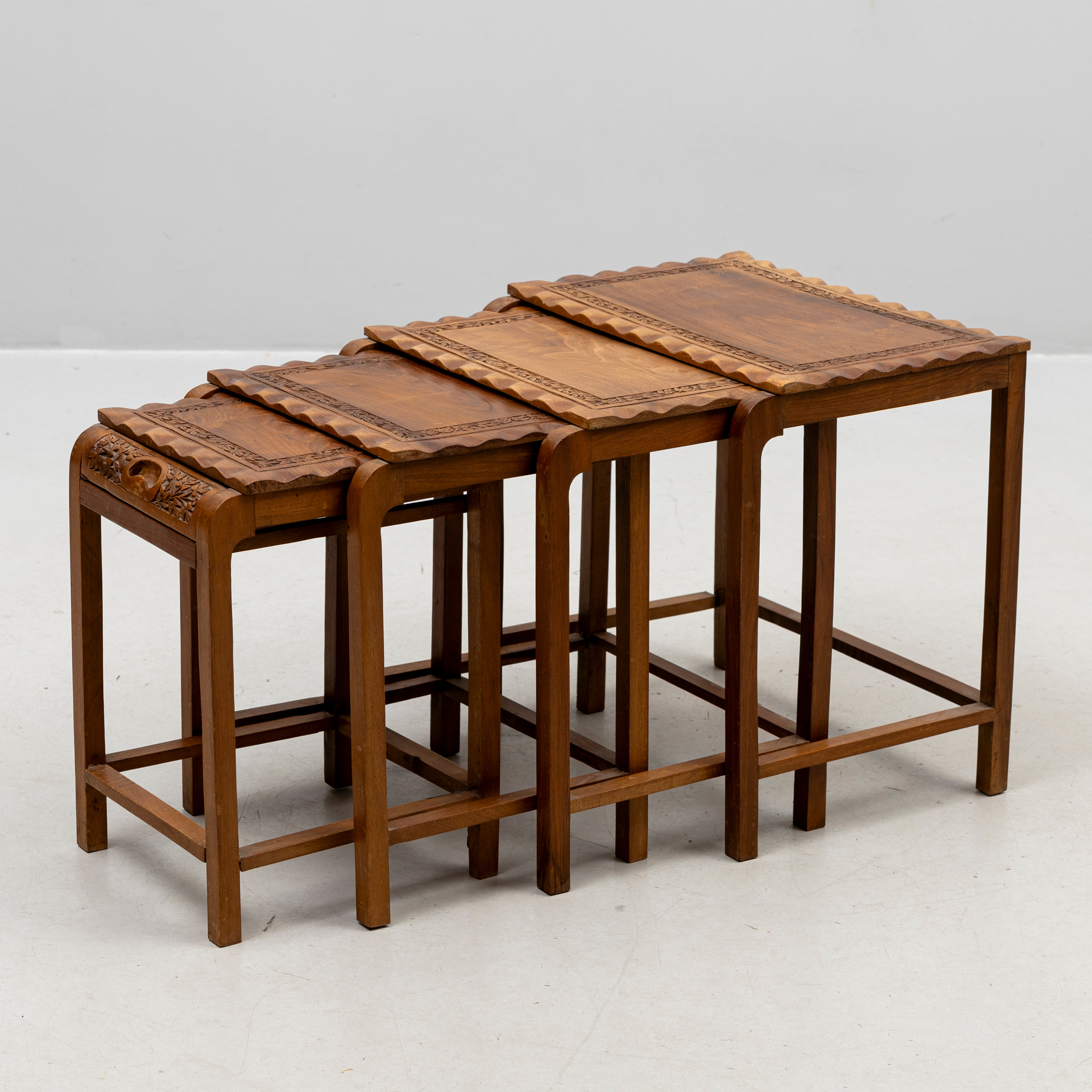 SATSBORD,4 delar, träskuren dekor, Indien, 1900-tal.