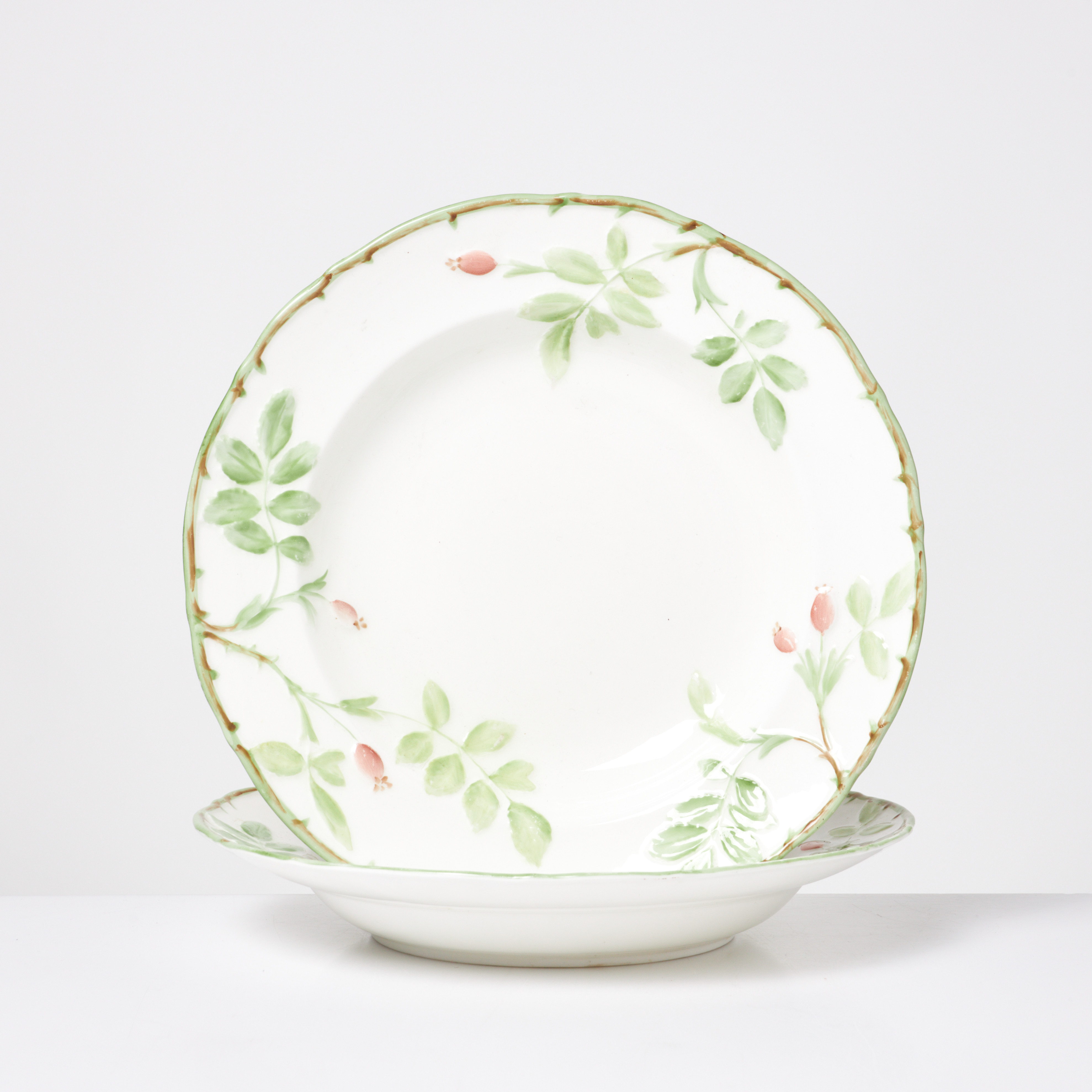 DJUPA MATTALLRIKAR. 2 st, porslin Rörstrand tidigt 1900 tal, relief dekor av nypon.