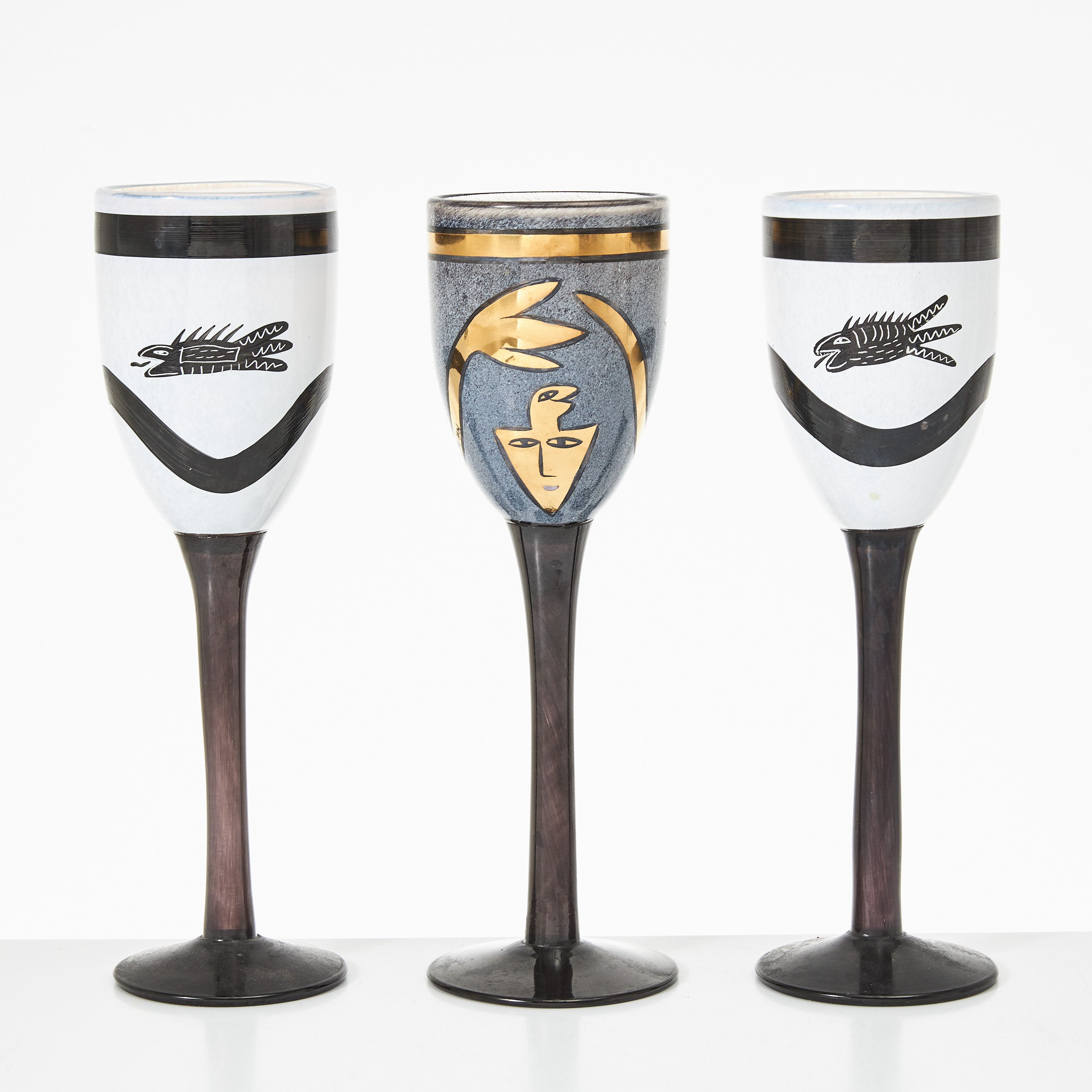 ULRICA HYDMAN-VALLIEN. Glas, 3 stycken, målad dekor, en med guldfärg. Kosta Boda, Signerade.