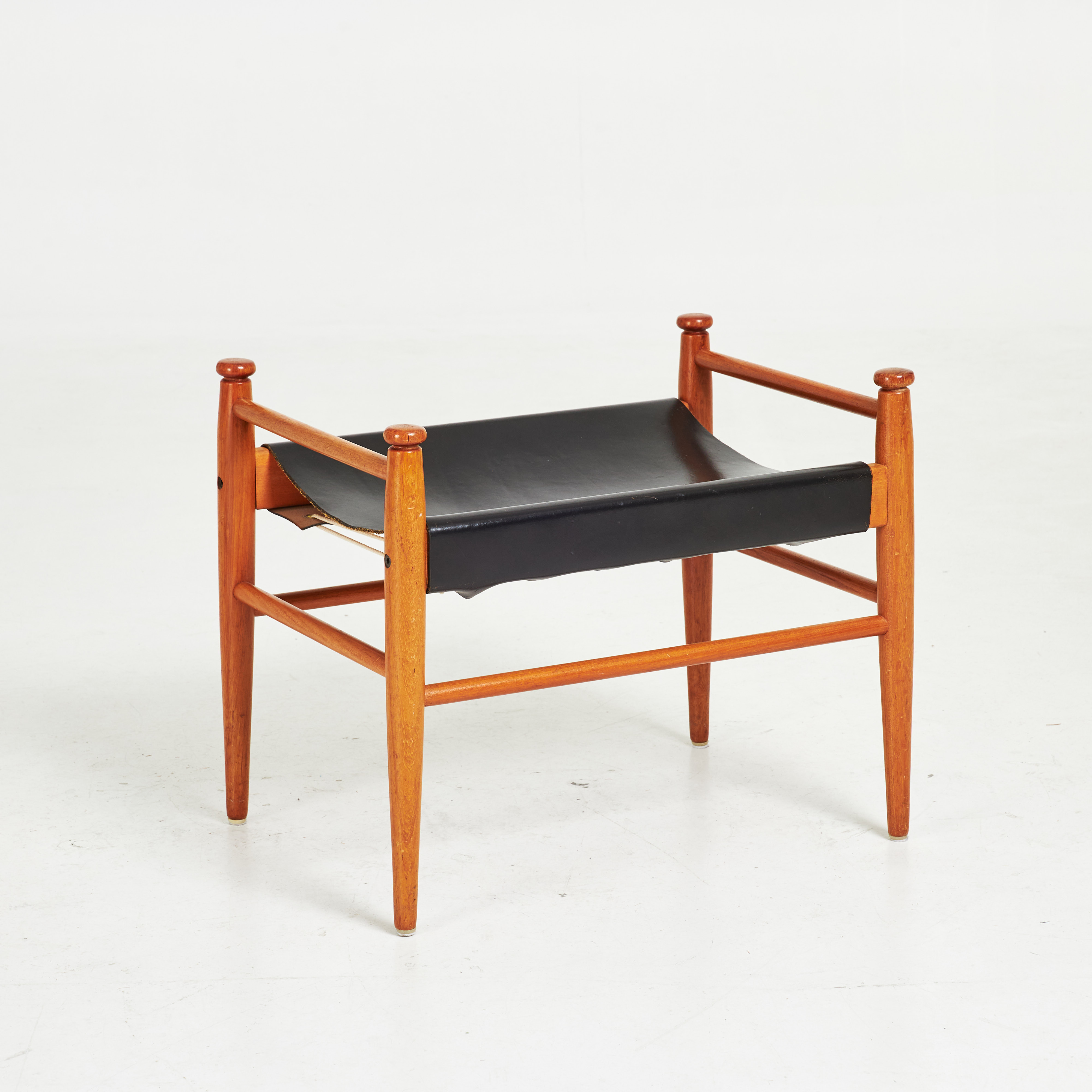 GILLIS LUNDGREN, PALL, massiv teak och svart kärnläder, ”Sudan”, IKEA, Sverige, lanserad 1963.