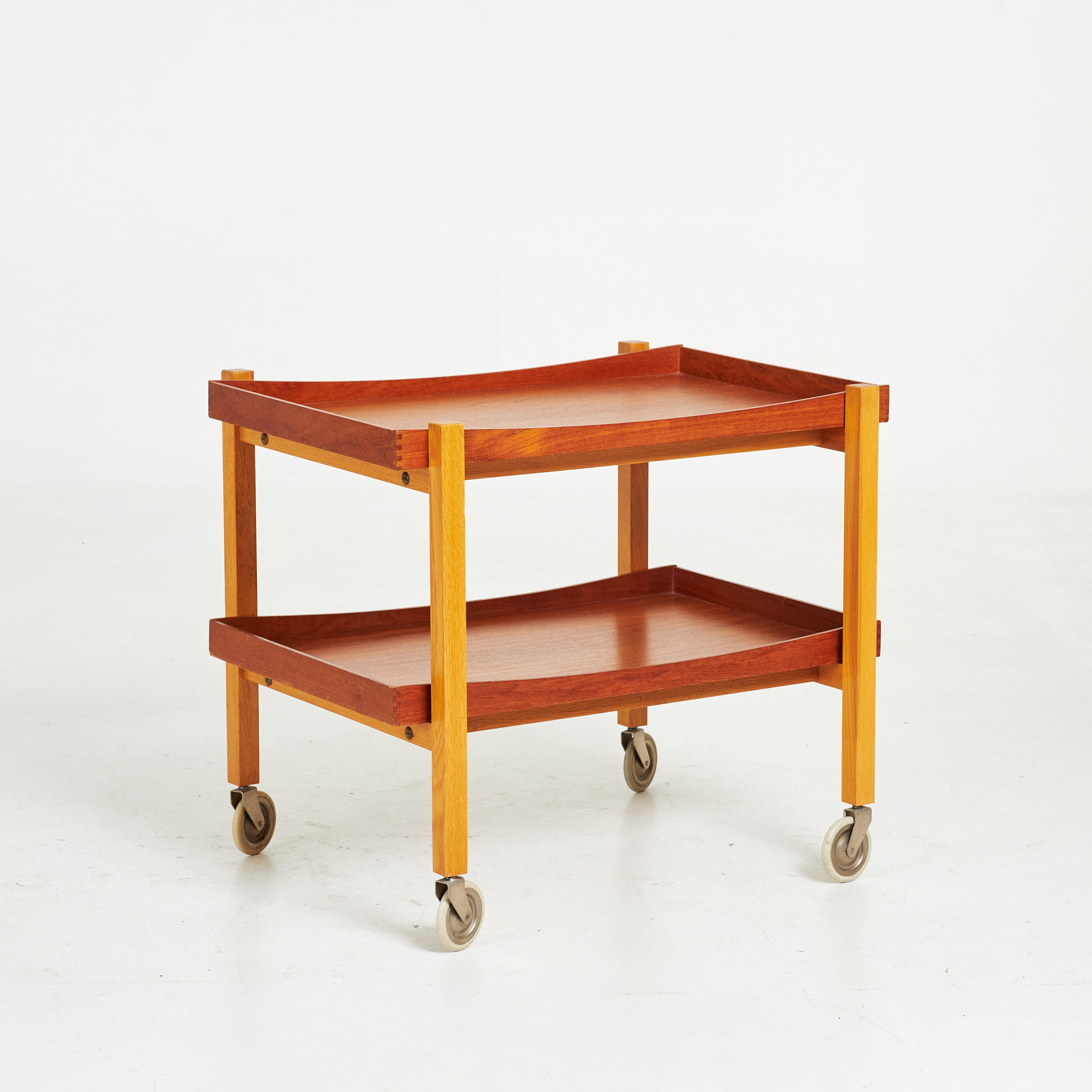 GILLIS LUNDGREN, serveringsvagn "Freddy", för IKEA, löstagbara brickor, stomme i teak samt ek, formgiven 1964.