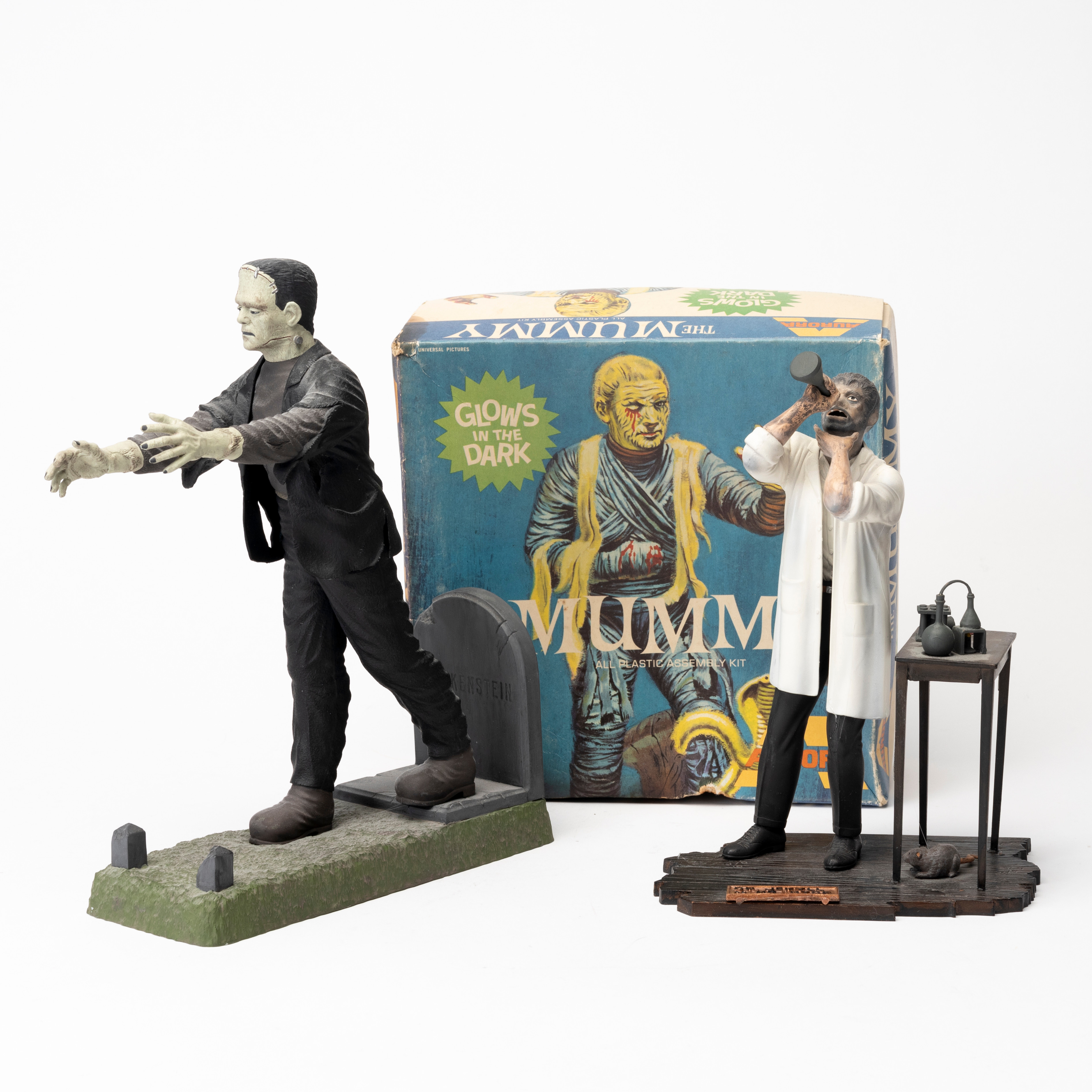 FIGURER, 2 st, "Frankensteins monster" och "Dr Jekyll and Mr Hyde" samt "The Mummy" kartong, Aurora Plastic Corp, 1961 resp 64.