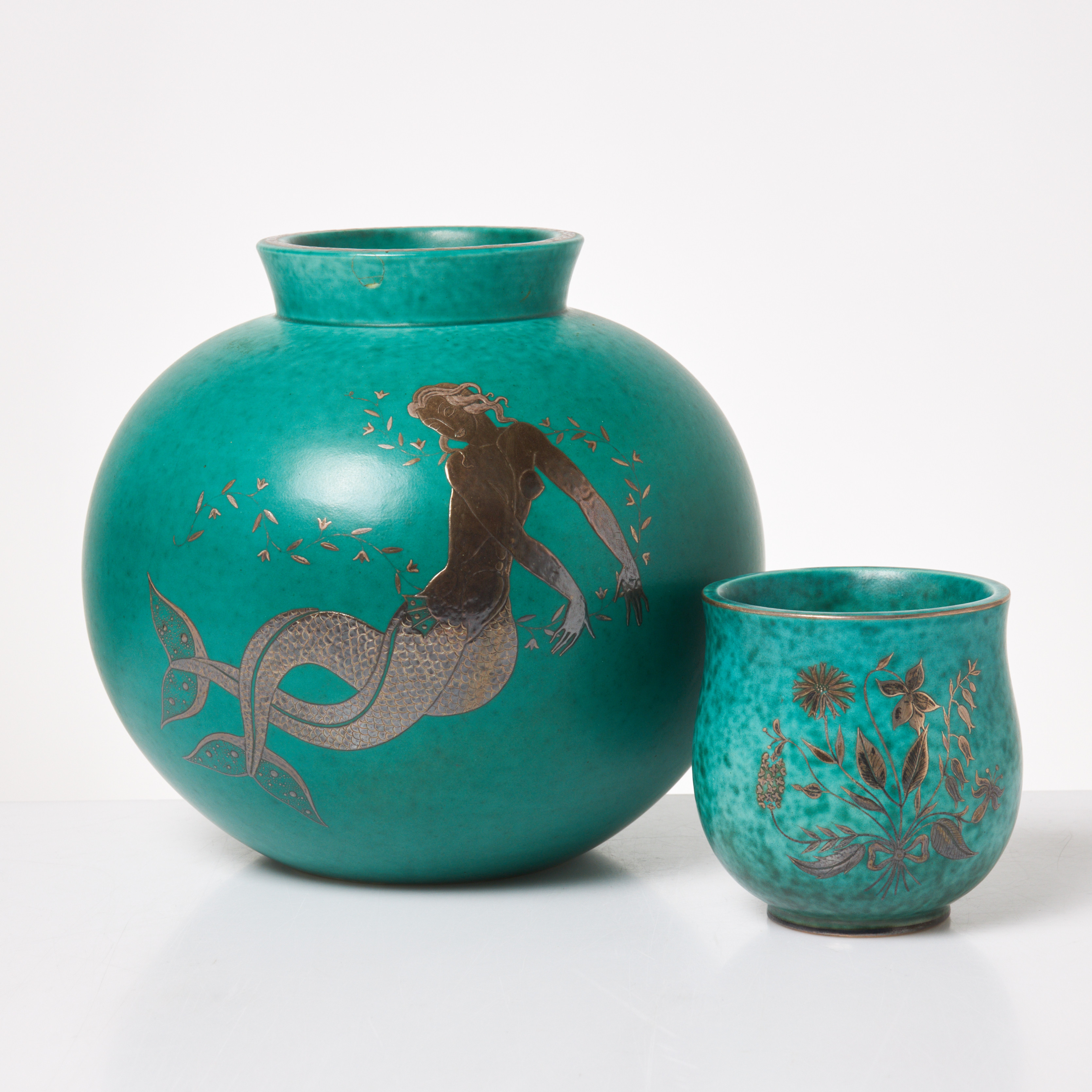 WILHELM KÅGE. VASER, 2 st, ur serien "Argenta", modellnummer 1042 samt 1237, dekor i silver, Gustavsberg.