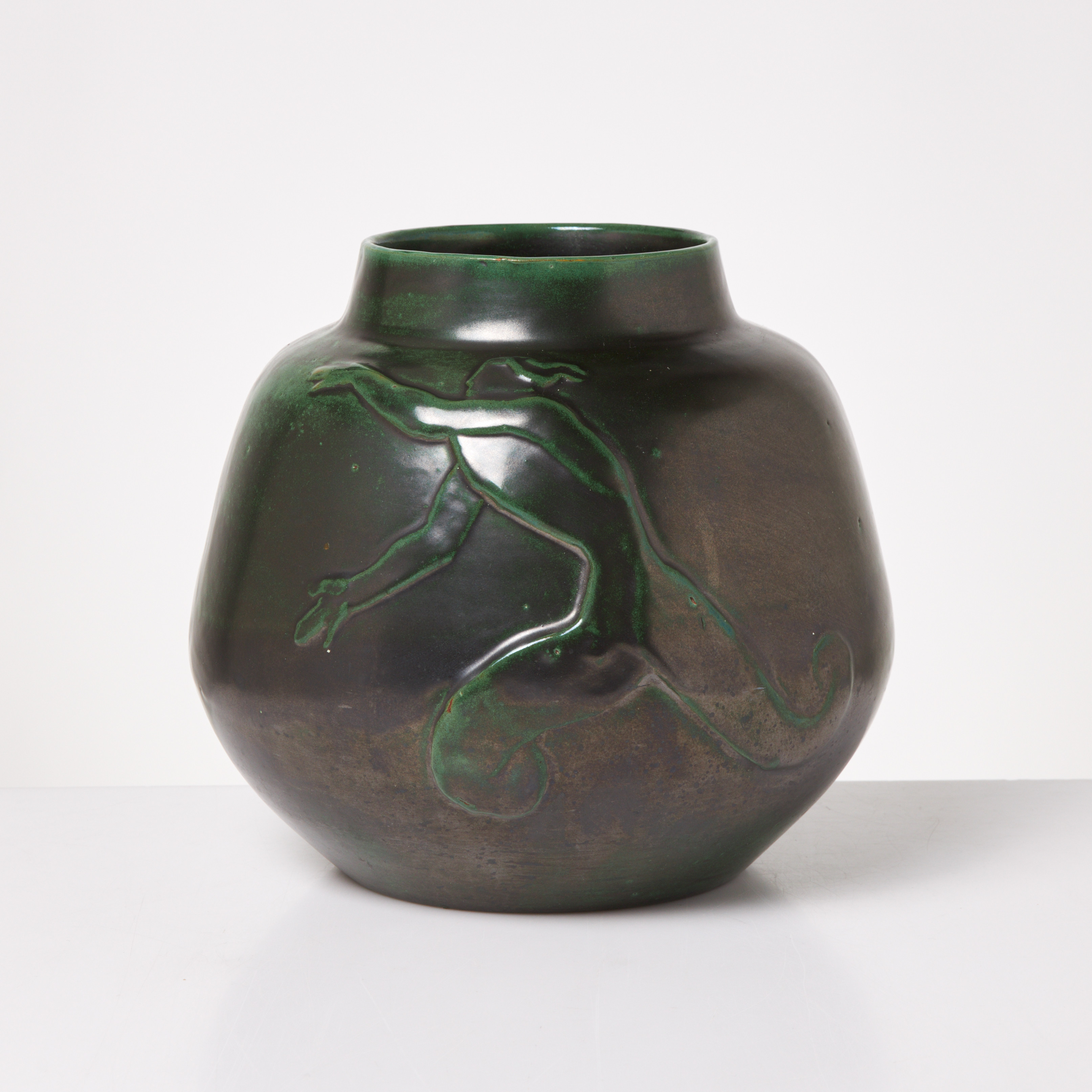 EINAR LUTERKORT. TILLSKRIVEN. VAS, Uppsala Ekeby, 1920/30-tal, med figural dekor i relief.