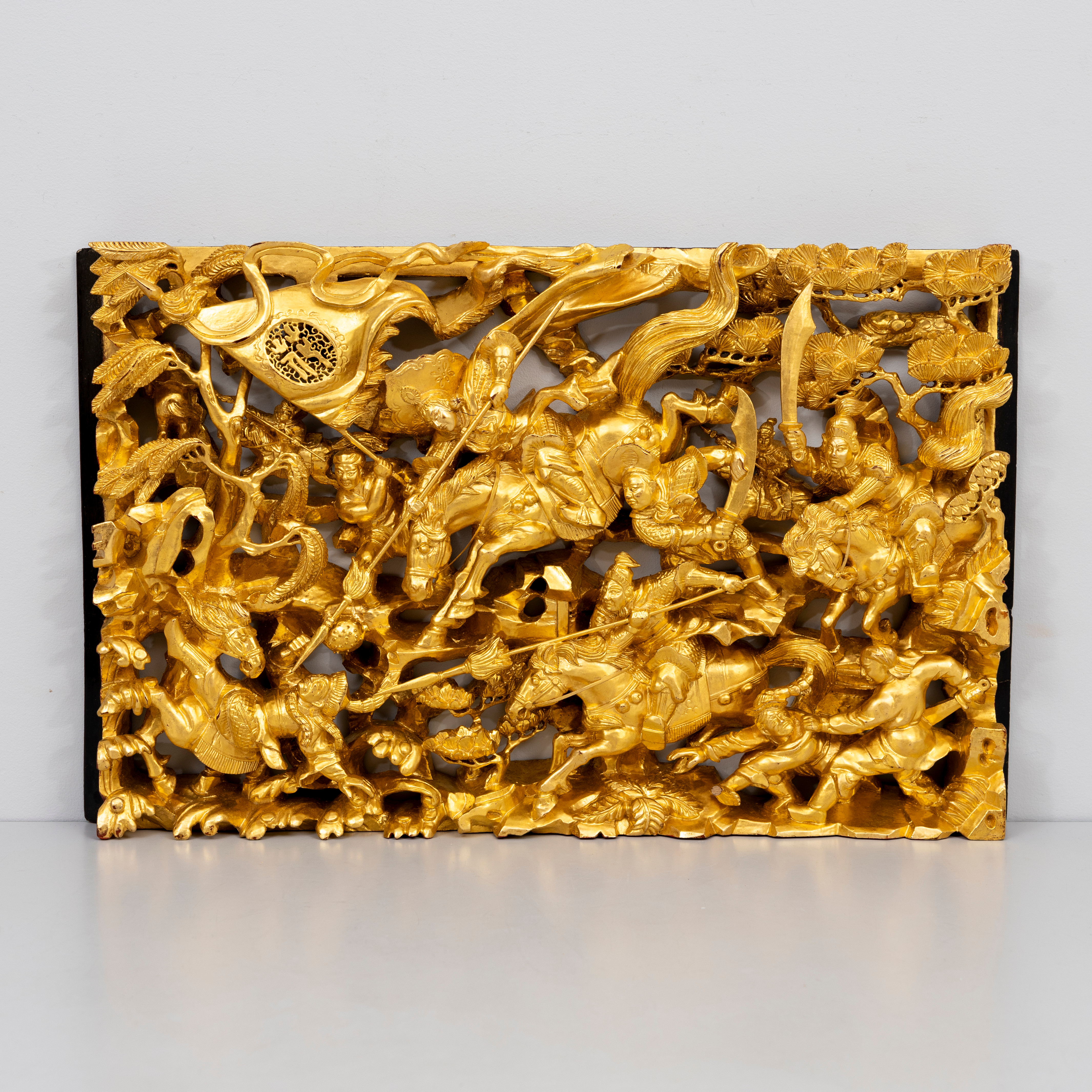 VÄGGRELIEFF, förgyllt trä, Kina, 1900-talets andra hälft.