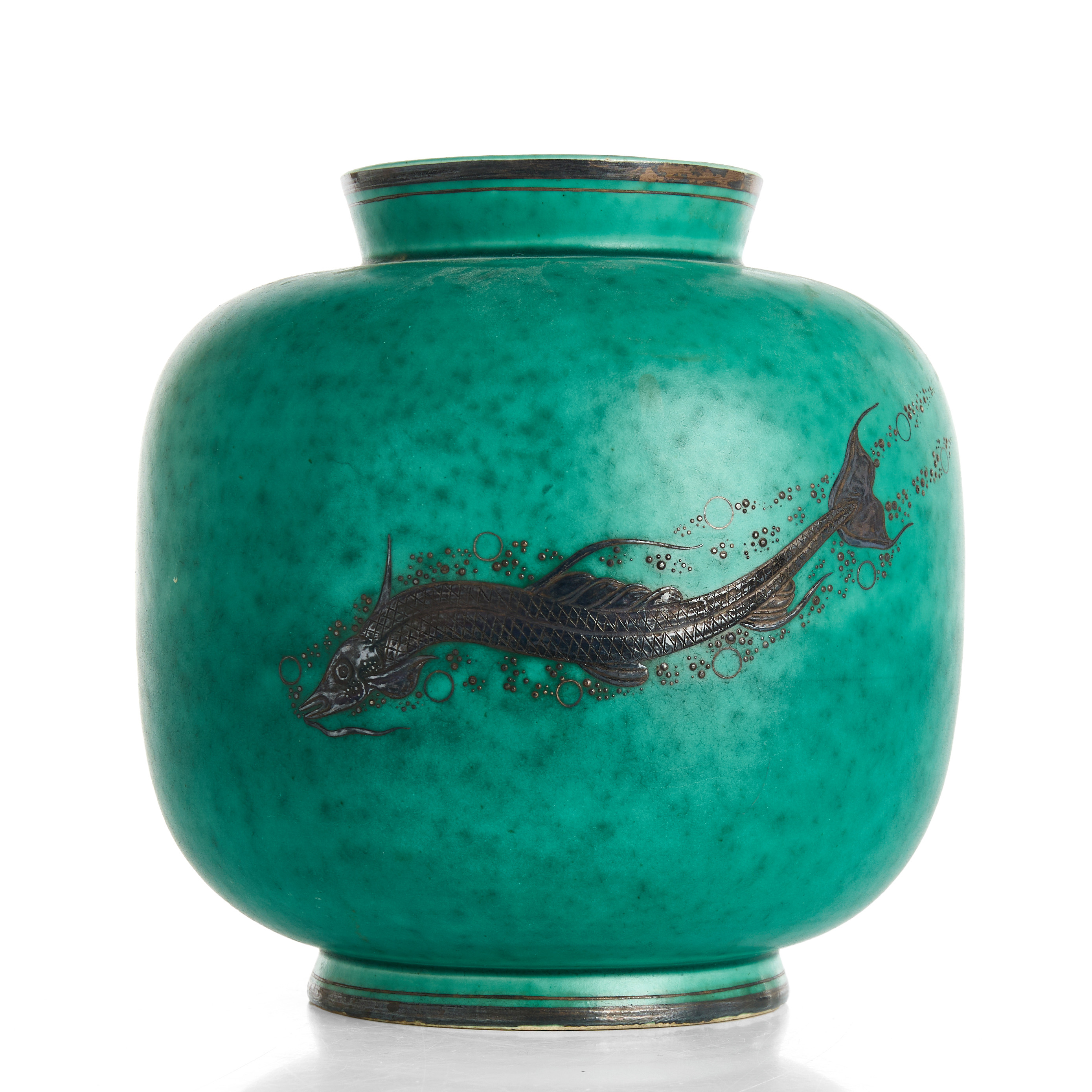 WILHELM KÅGE. Vas, "Argenta", Gustavsbergs, grönglaserat stengods med silverdekor av fisk.