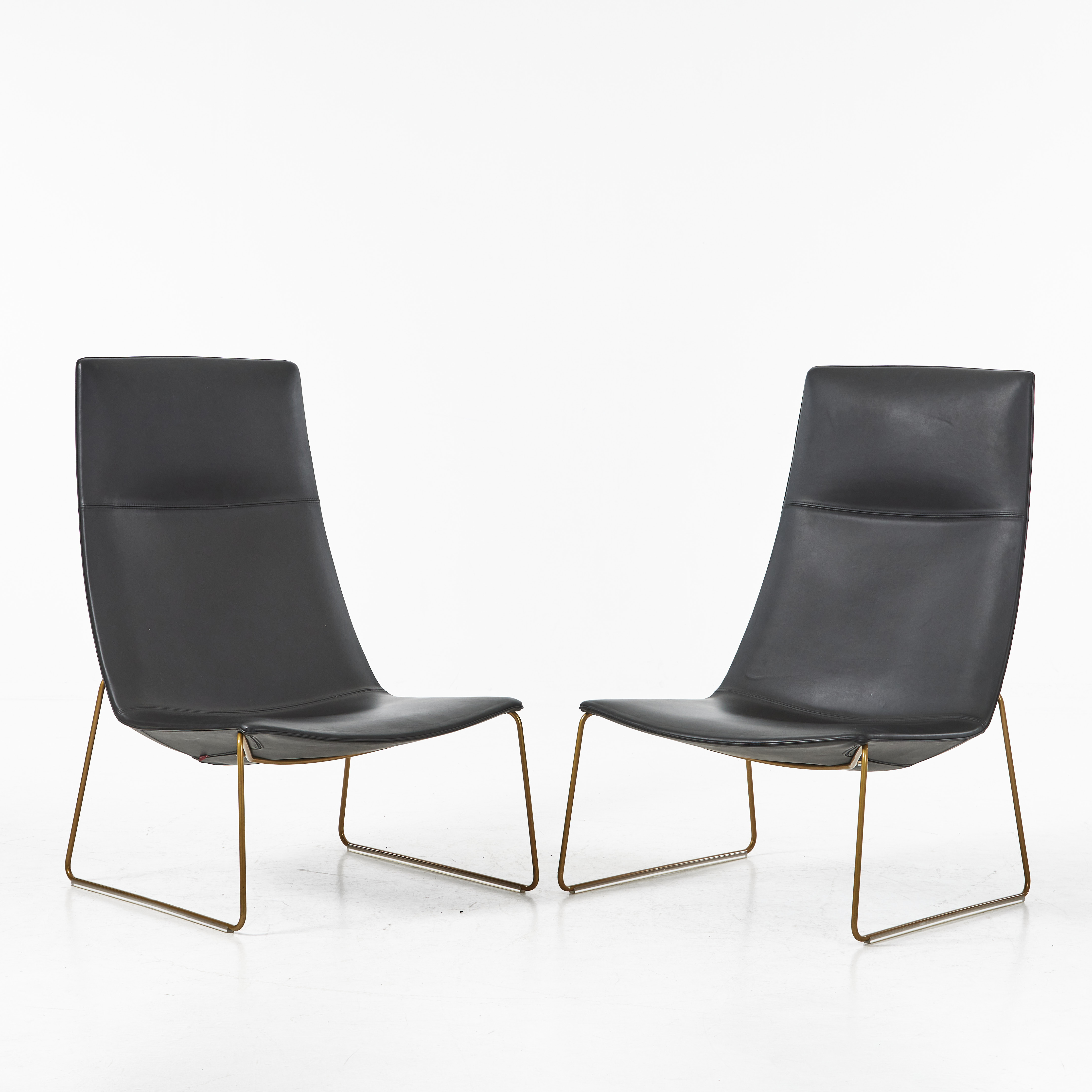 LIEVORE ALTHERR MOLINA. "Catifa 70", fåtöljer, 1 par, Arper, Italien 2010-tal, svart läder, slädben i lackerad metall.
