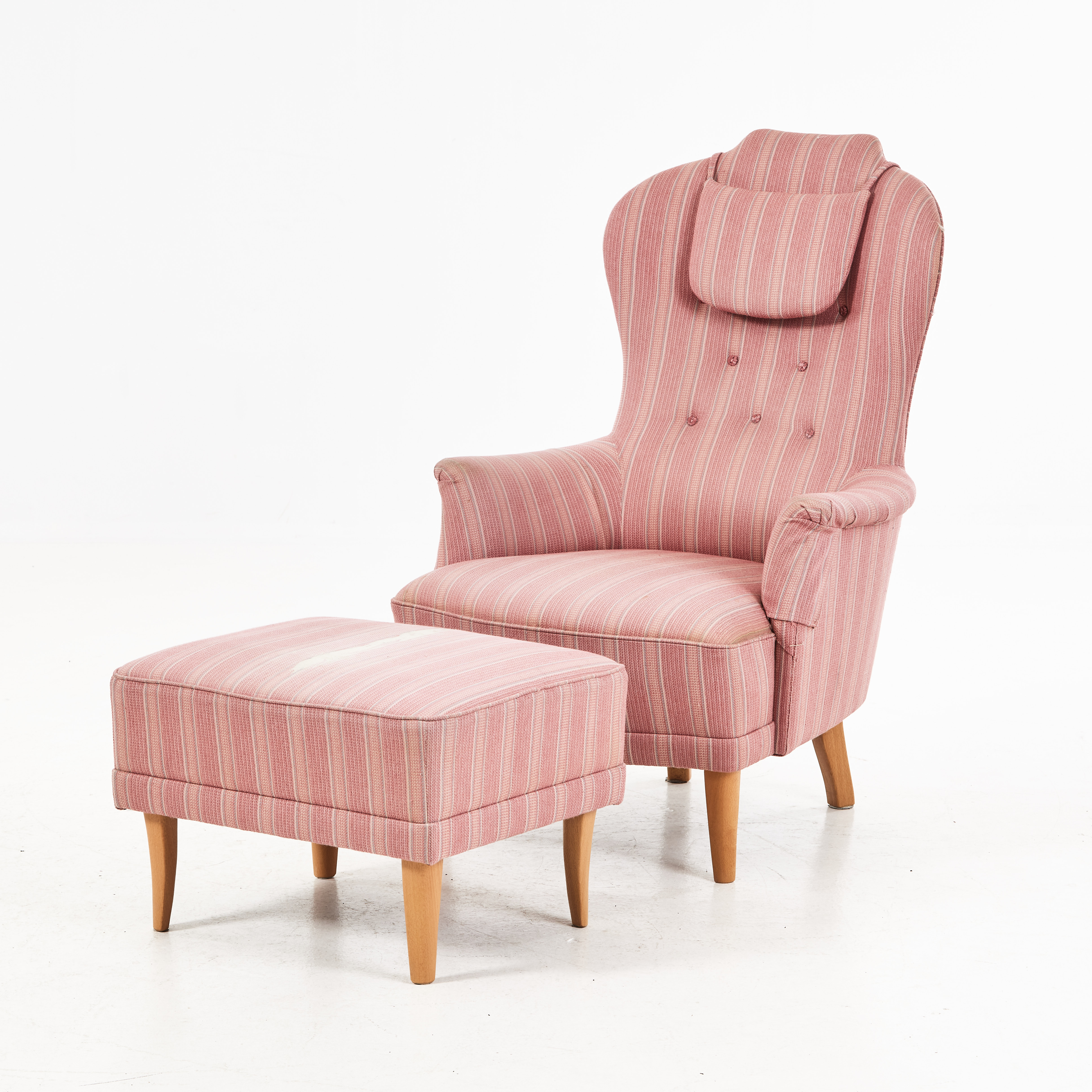 CARL MALMSTEN. Fåtölj och fotpall "Farmor", textilklädsel i rosa, med nackkudde. Sjögren Tranås.